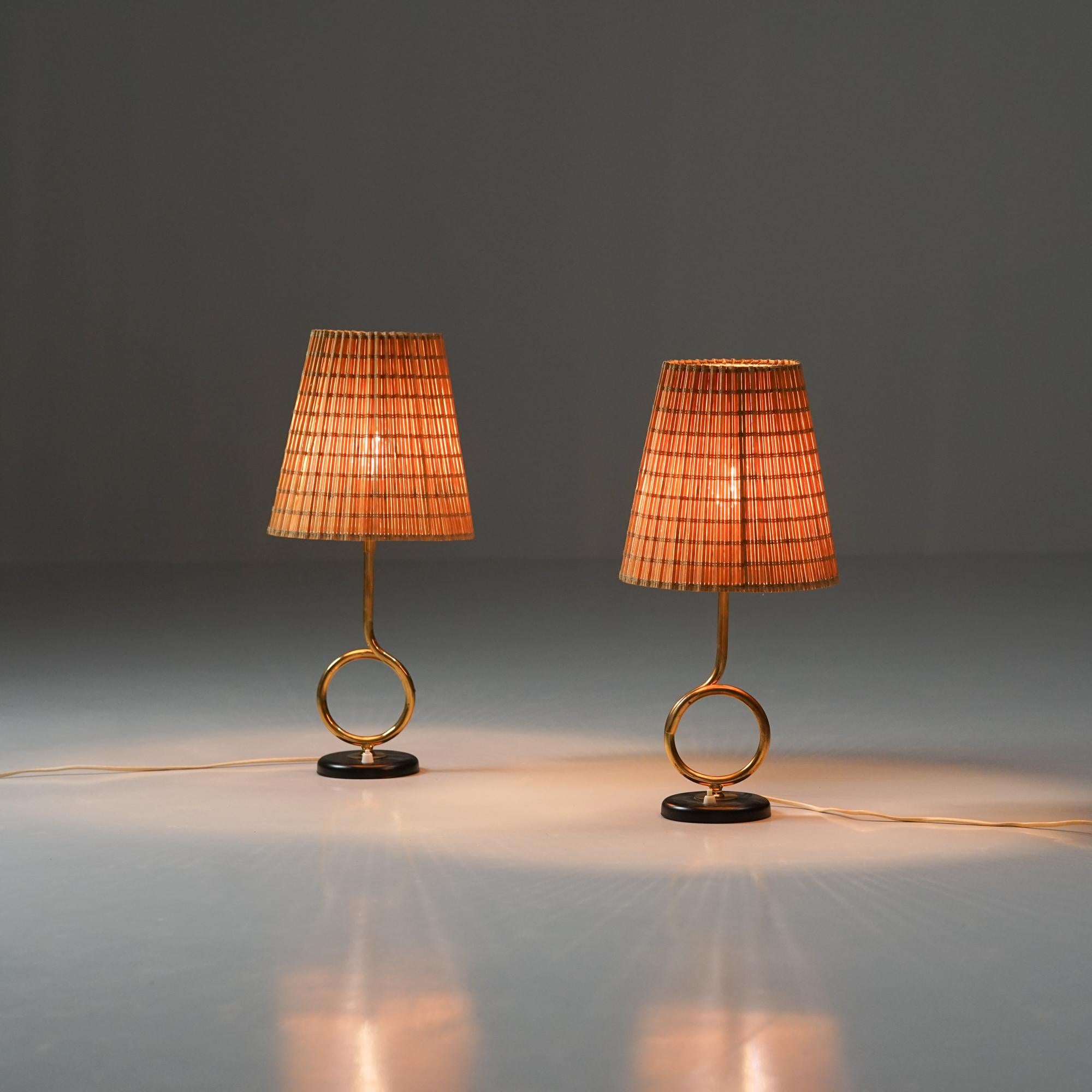 Pair of rare table lamps, manufactured by Valinte Oy, 1950s. Painted metal and brass frame with wooden slat shades. Marked. Good vintage condition, minor patina consistent with age and use. The table lamps are sold together. 
