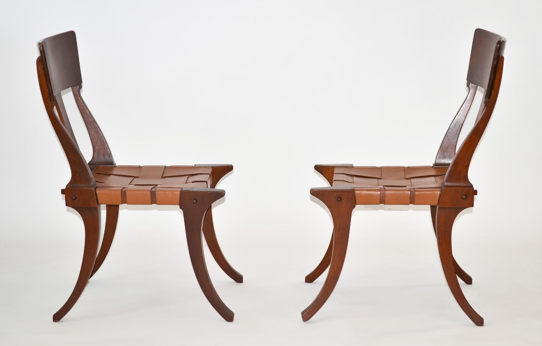 Pareja de raras sillas Klismos de teca de Ashley Hicks Colección Jantar Mantar 1999.
De la primera colección de muebles de Ashley Hicks, afincado en el Reino Unido, las sillas auxiliares Jantar Mantar Klismos fueron los primeros de sus diseños que