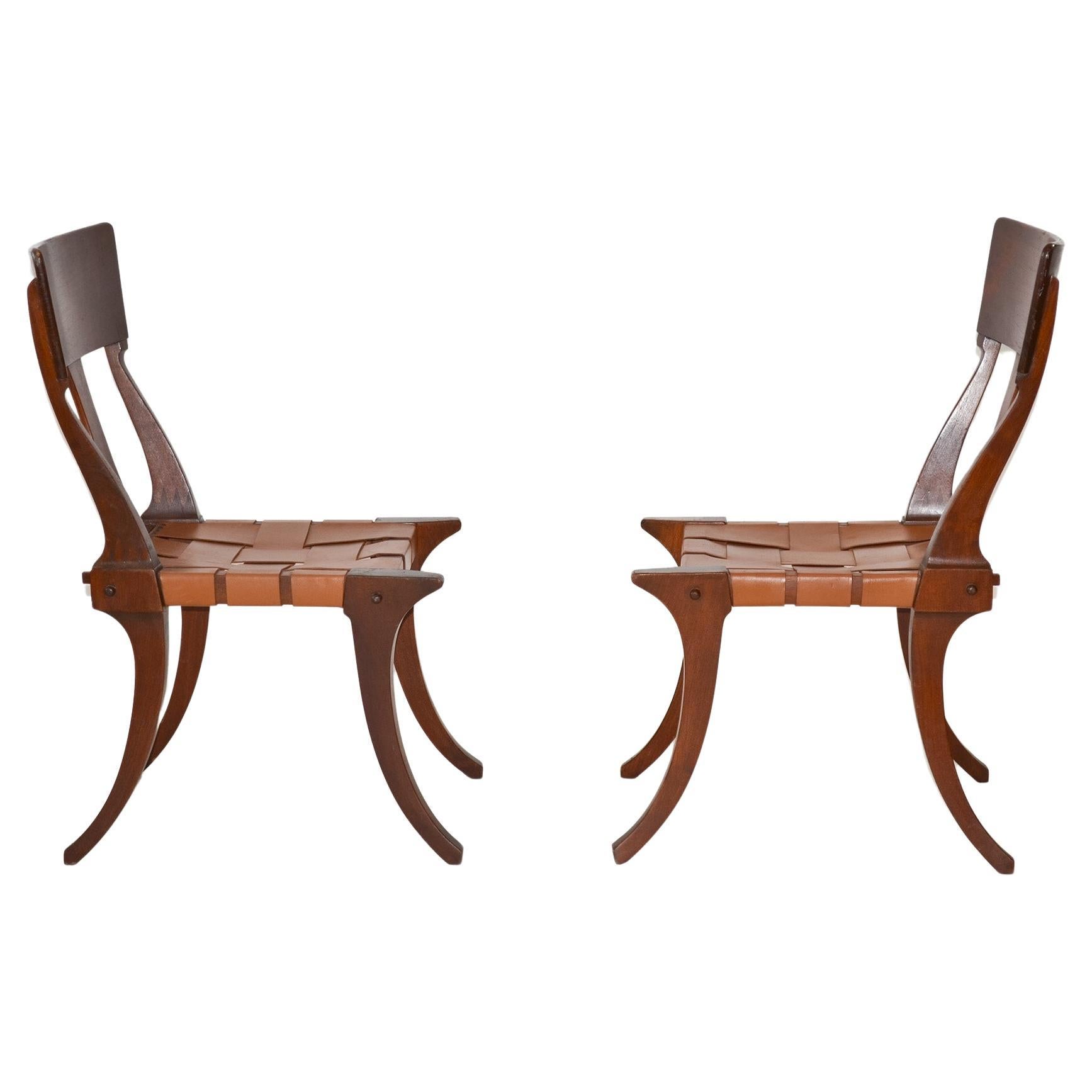 Pareja de raras sillas Klismos de teca de Ashley Hicks Colección Jantar Mantar 1999 en venta