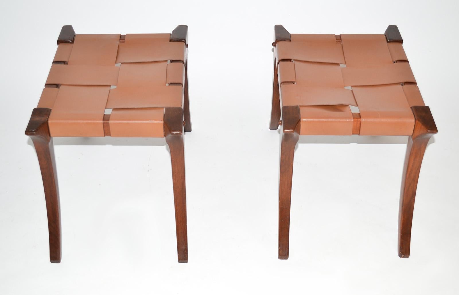 Grec classique Paire d'ottomans ou tabourets Klismos en teck, Ashley Hicks Jantar Mantar 1999 en vente