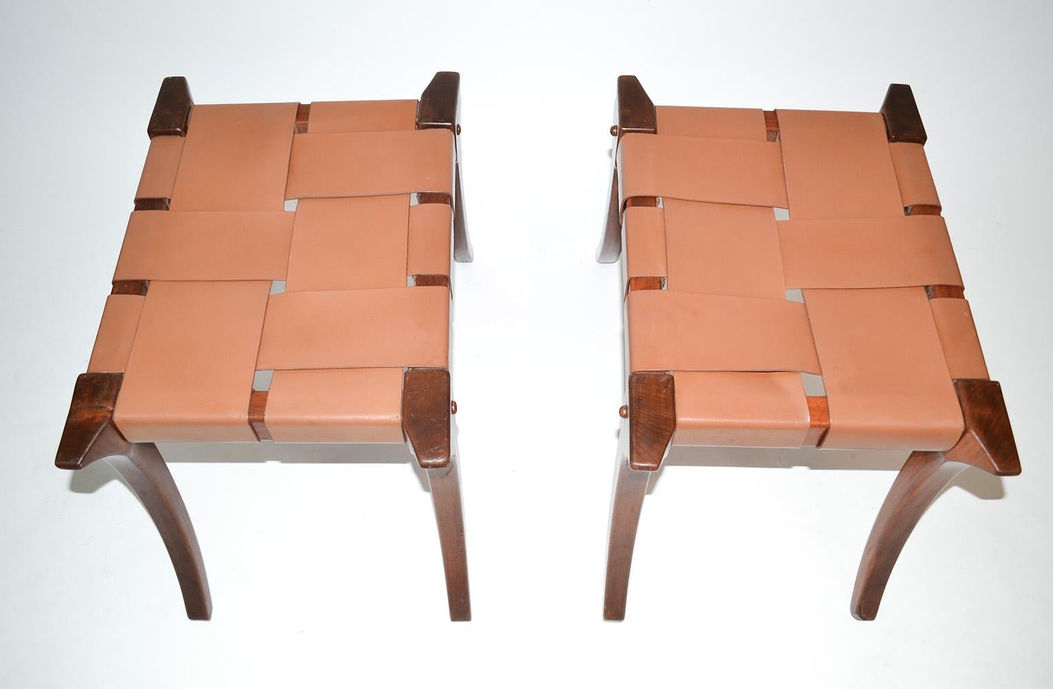 Indien Paire d'ottomans ou tabourets Klismos en teck, Ashley Hicks Jantar Mantar 1999 en vente