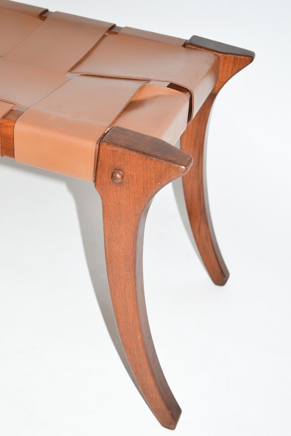 Cuir Paire d'ottomans ou tabourets Klismos en teck, Ashley Hicks Jantar Mantar 1999 en vente