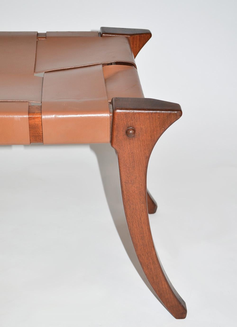 Paire d'ottomans ou tabourets Klismos en teck, Ashley Hicks Jantar Mantar 1999 en vente 1