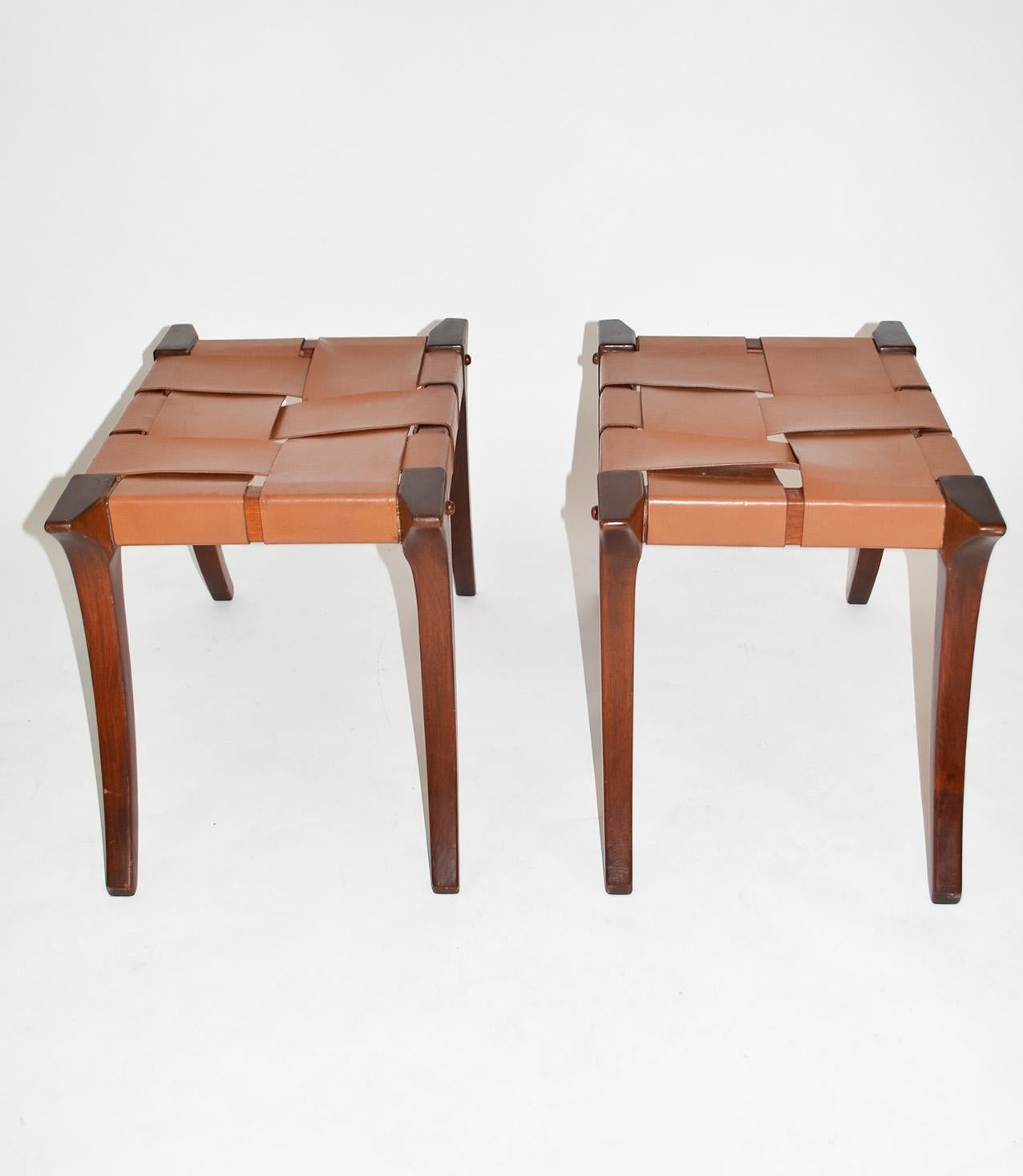 Grec classique Paire de tabourets ou poufs Klismos en teck rare par Ashley Hicks Jantar Mantar 1999 en vente