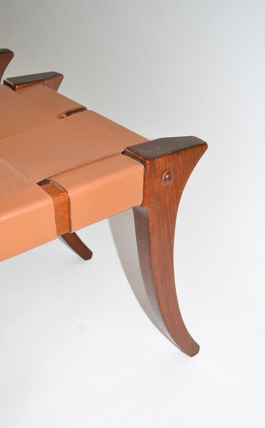 Indien Paire de tabourets ou poufs Klismos en teck rare par Ashley Hicks Jantar Mantar 1999 en vente