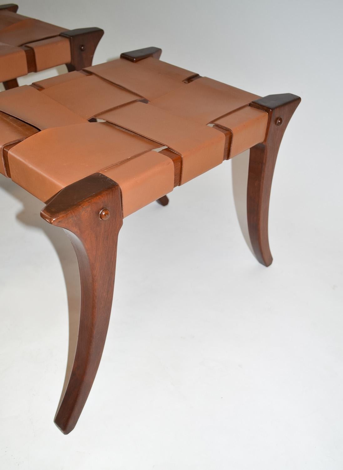 Paire de tabourets ou poufs Klismos en teck rare par Ashley Hicks Jantar Mantar 1999 Bon état - En vente à Fort Lauderdale, FL