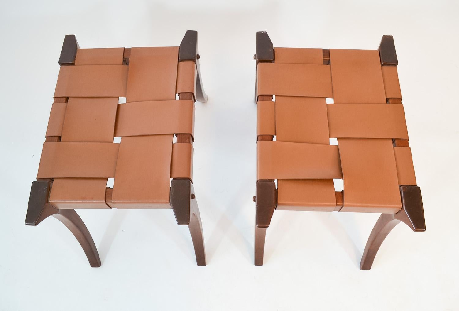 20ième siècle Paire de tabourets ou poufs Klismos en teck rare par Ashley Hicks Jantar Mantar 1999 en vente
