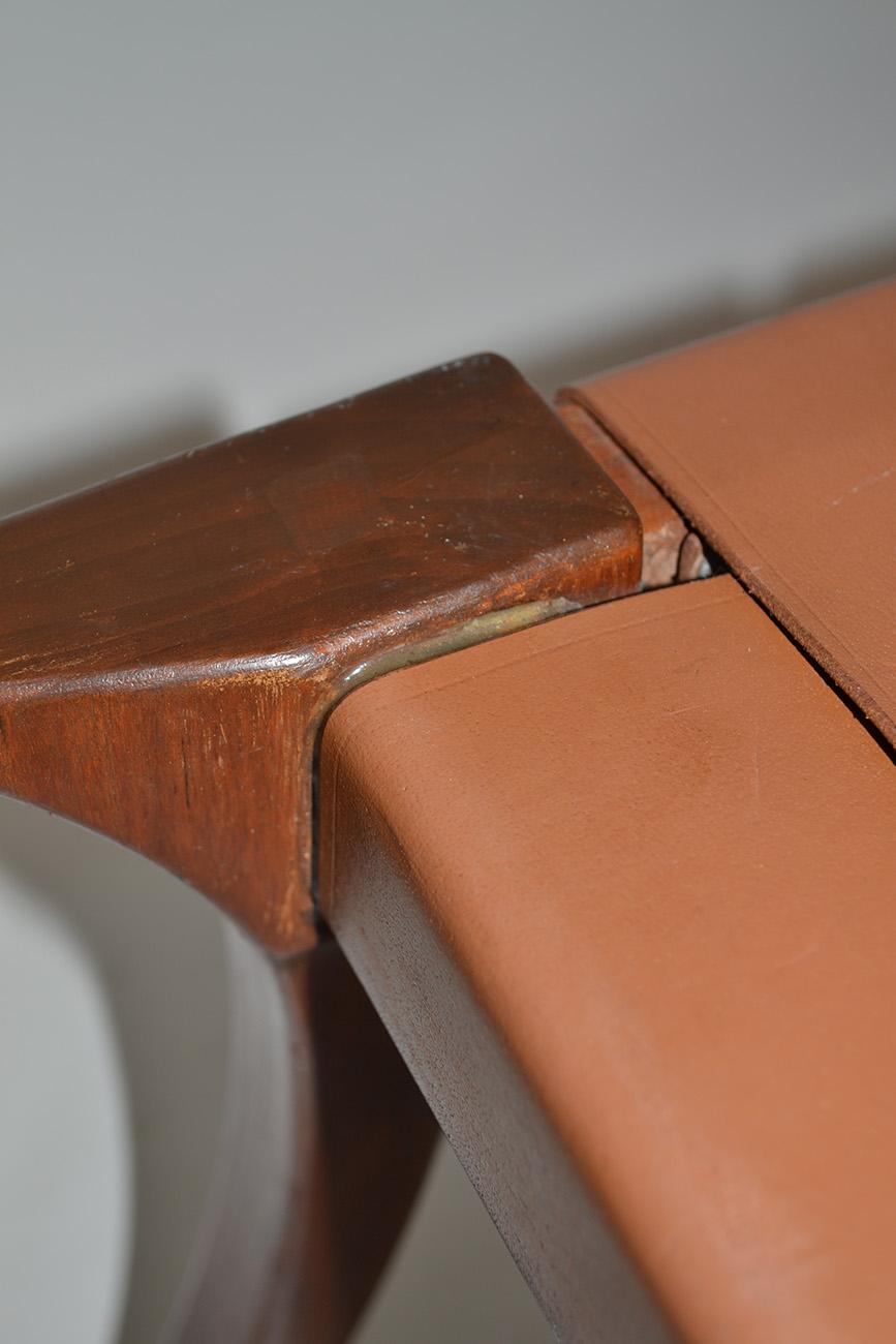 Cuir Paire de tabourets ou poufs Klismos en teck rare par Ashley Hicks Jantar Mantar 1999 en vente