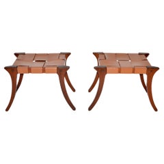 Pareja de raros taburetes u otomanos Klismos de teca de Ashley Hicks Jantar Mantar 1999