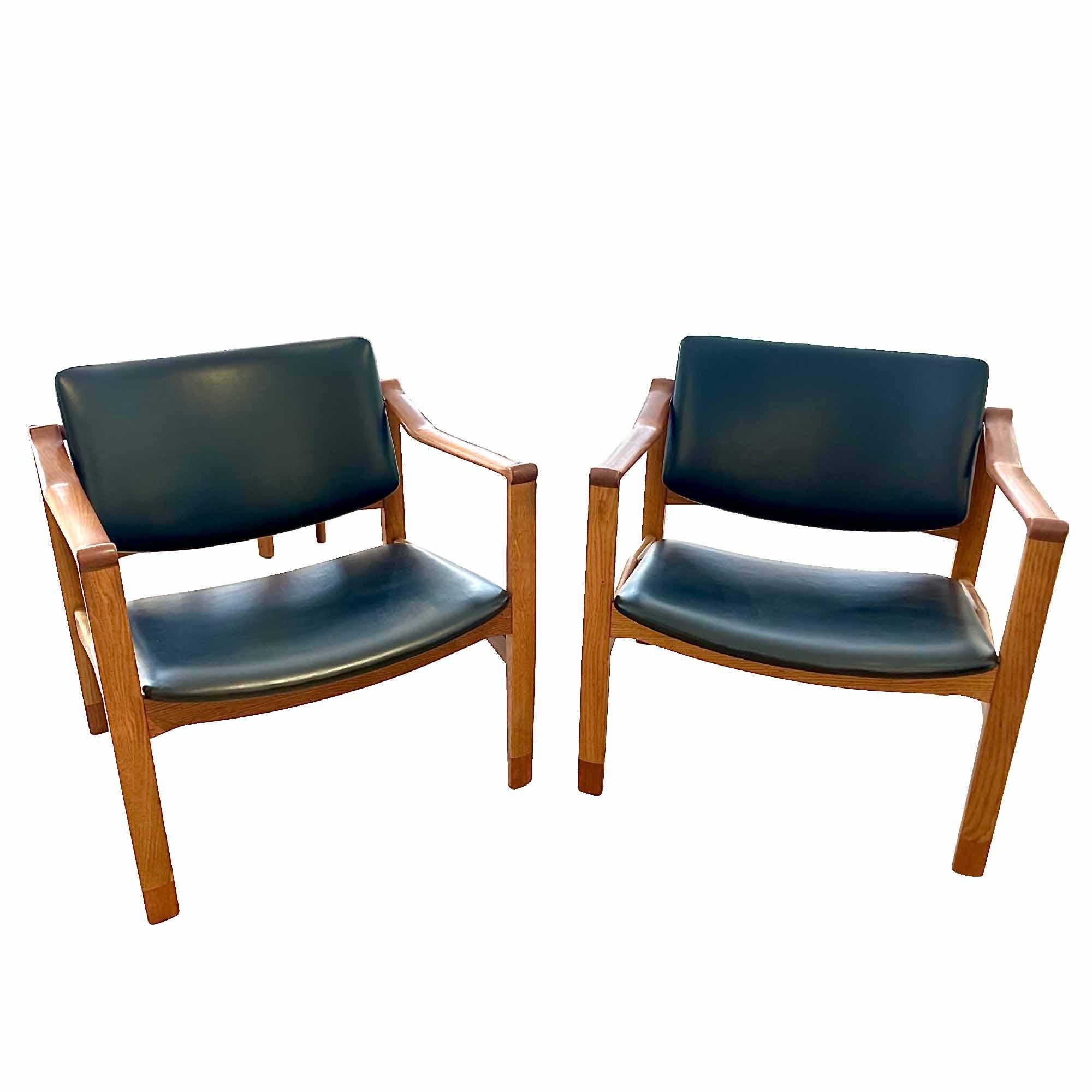 20th Century Pair of Rare Vintage Launge Chairs by William Watting, design 1950's For Sale
