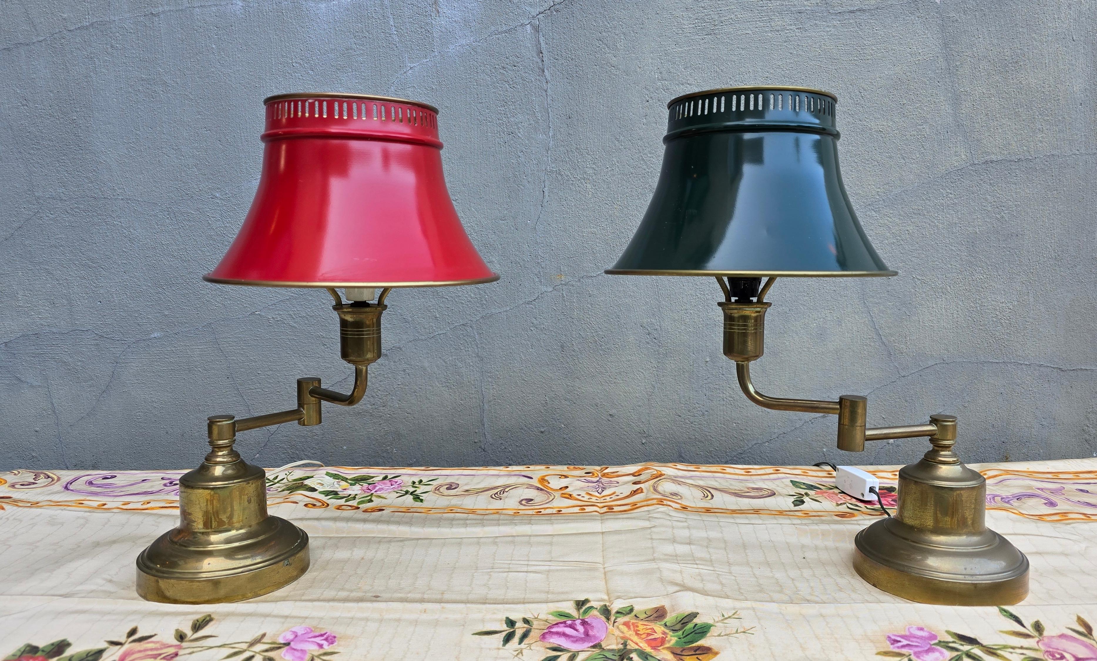 Paire de lampes de table Bouillotte Vintage - Milieu du 20ème siècle

Magnifique et rare paire de lampes de table bouillotte vintage en laiton du milieu du 20ème siècle. La particularité de ces lampes réside dans leurs bras extensibles. Une fois
