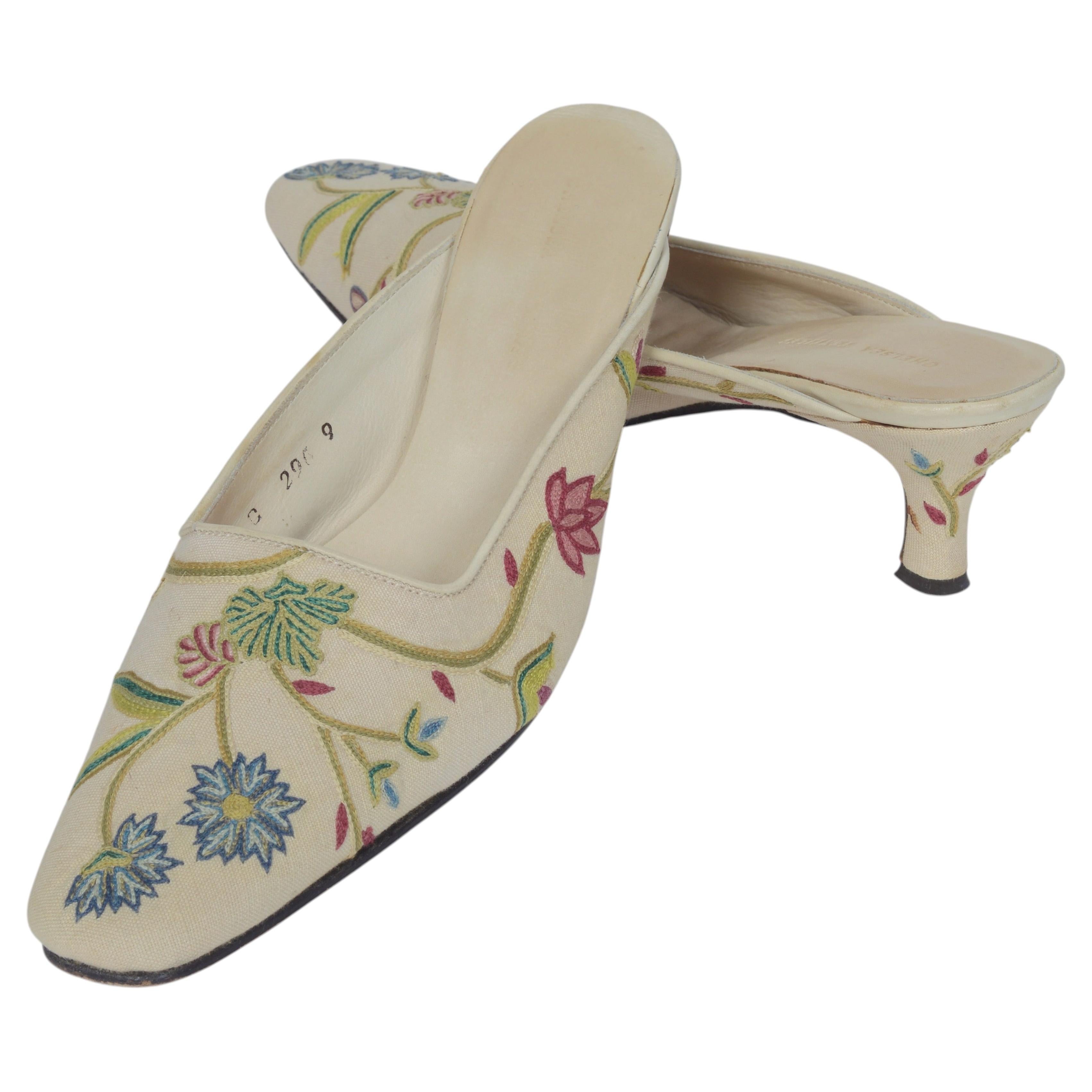 Par de sandalias de tacón bajo de lino con bordado de punto de cruz, de la marca Chelsea Textiles, de época y muy exclusivas