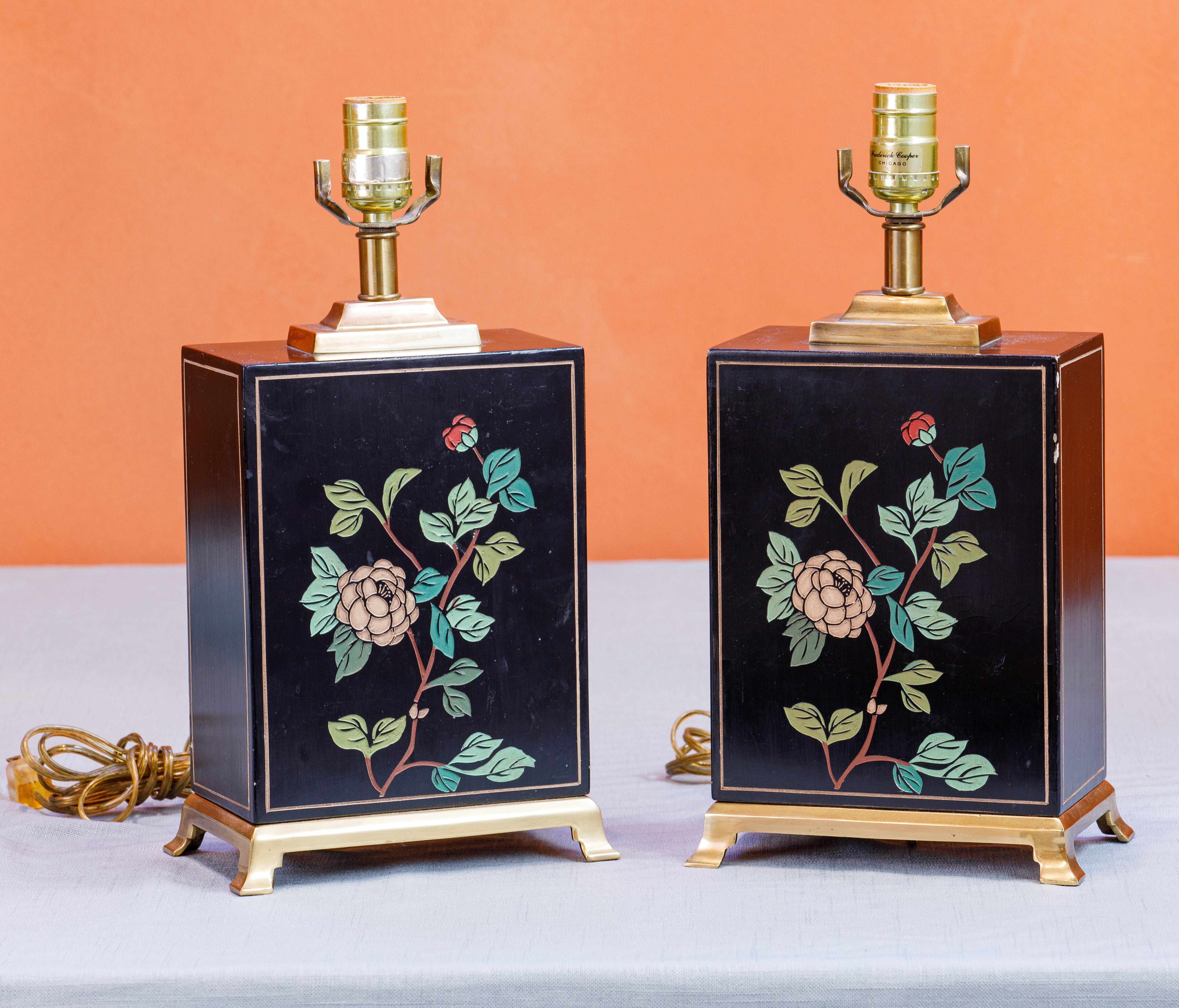 Coppia di lampade da tavolo vintage del produttore americano di alta qualità Frederick Cooper. In genere, il componente coromandel è stato prodotto in Asia e importato negli Stati Uniti. Il Coromandel è uno stile di laccatura in cui la lacca nera