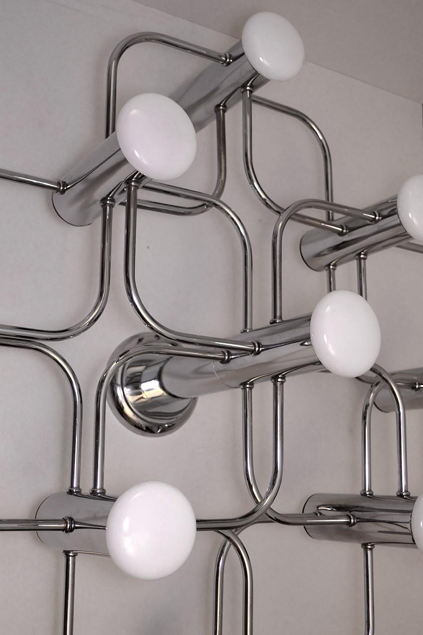Cromo Coppia di rari lampadari scultorei d'epoca da soffitto o da parete con montaggio ad incasso in vendita