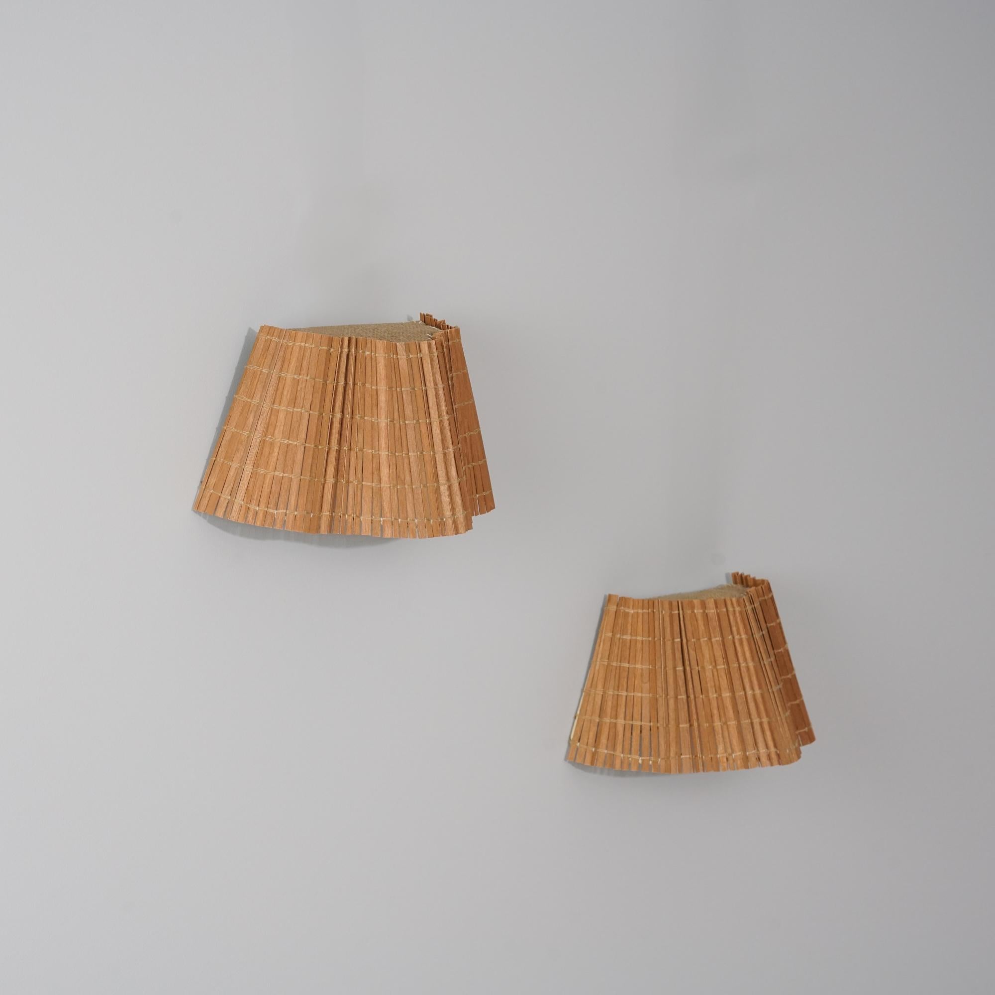 Paire d'appliques rares, fabriquées par Valinte Oy, années 1950. Abat-jour à lamelles en bois. Bon état vintage, patine mineure correspondant à l'âge et à l'utilisation. Les appliques sont vendues ensemble en tant que set. 
