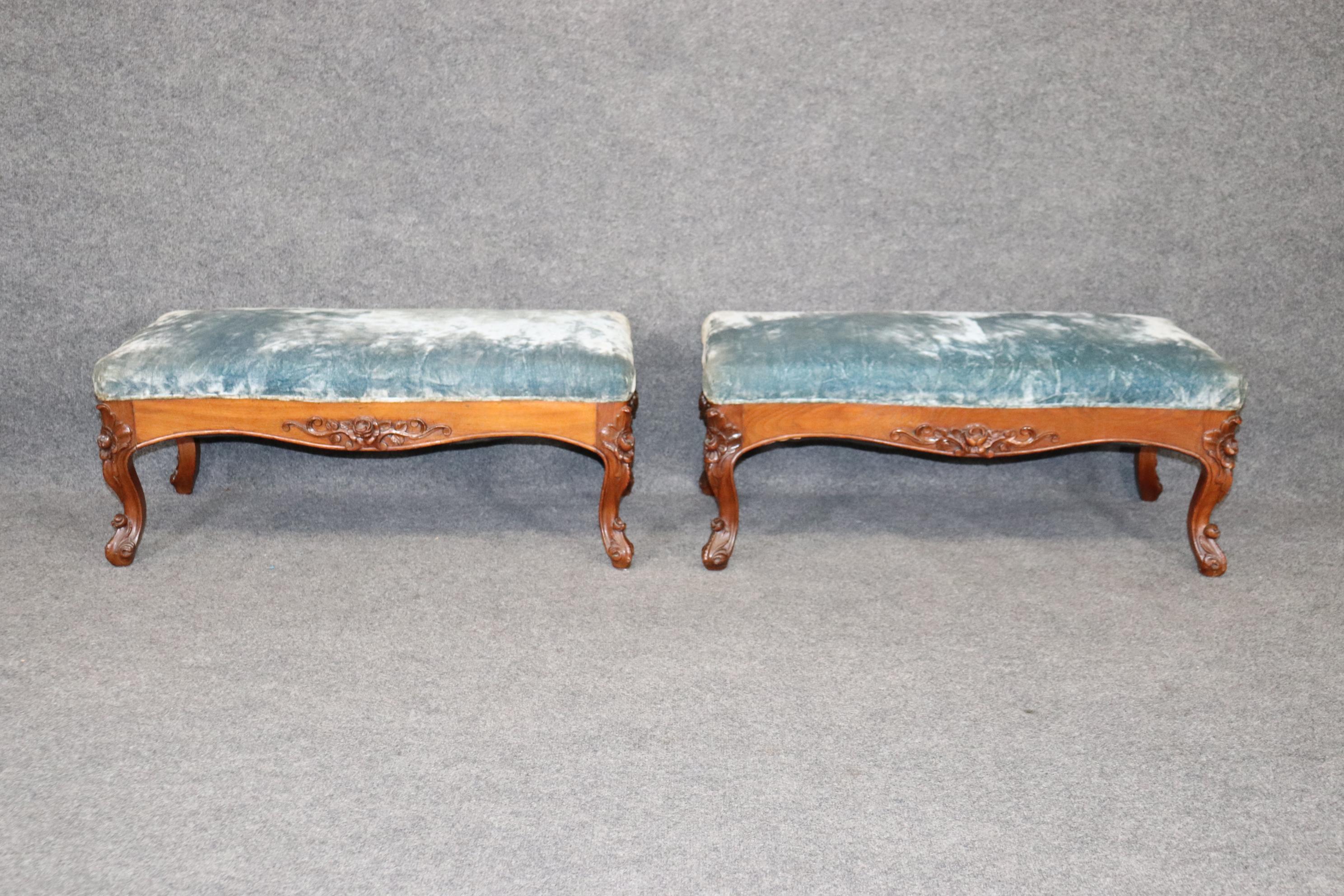 Pair of Rare Walnut American Victorian Foot Stools Attributed to Belter  For Sale 1