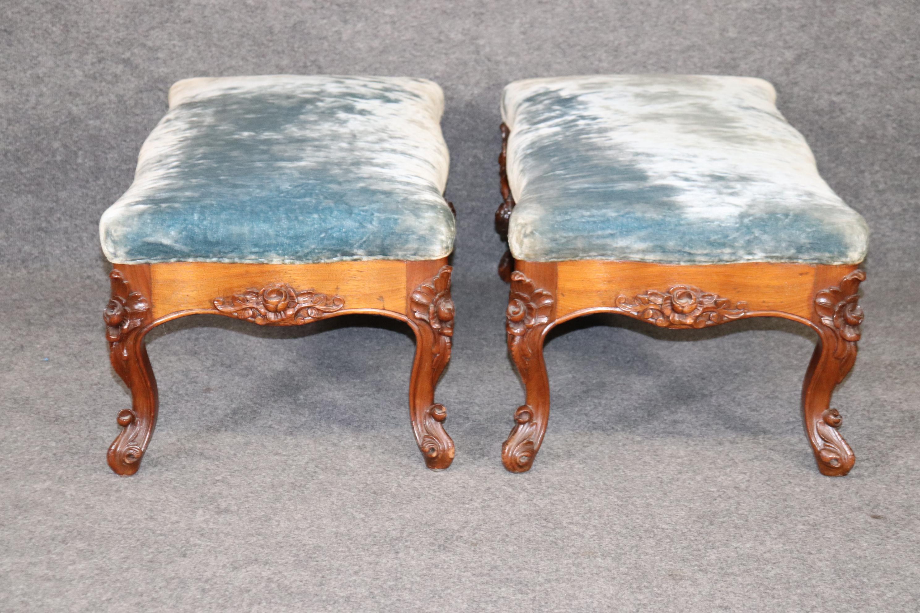 Pair of Rare Walnut American Victorian Foot Stools Attributed to Belter  For Sale 2