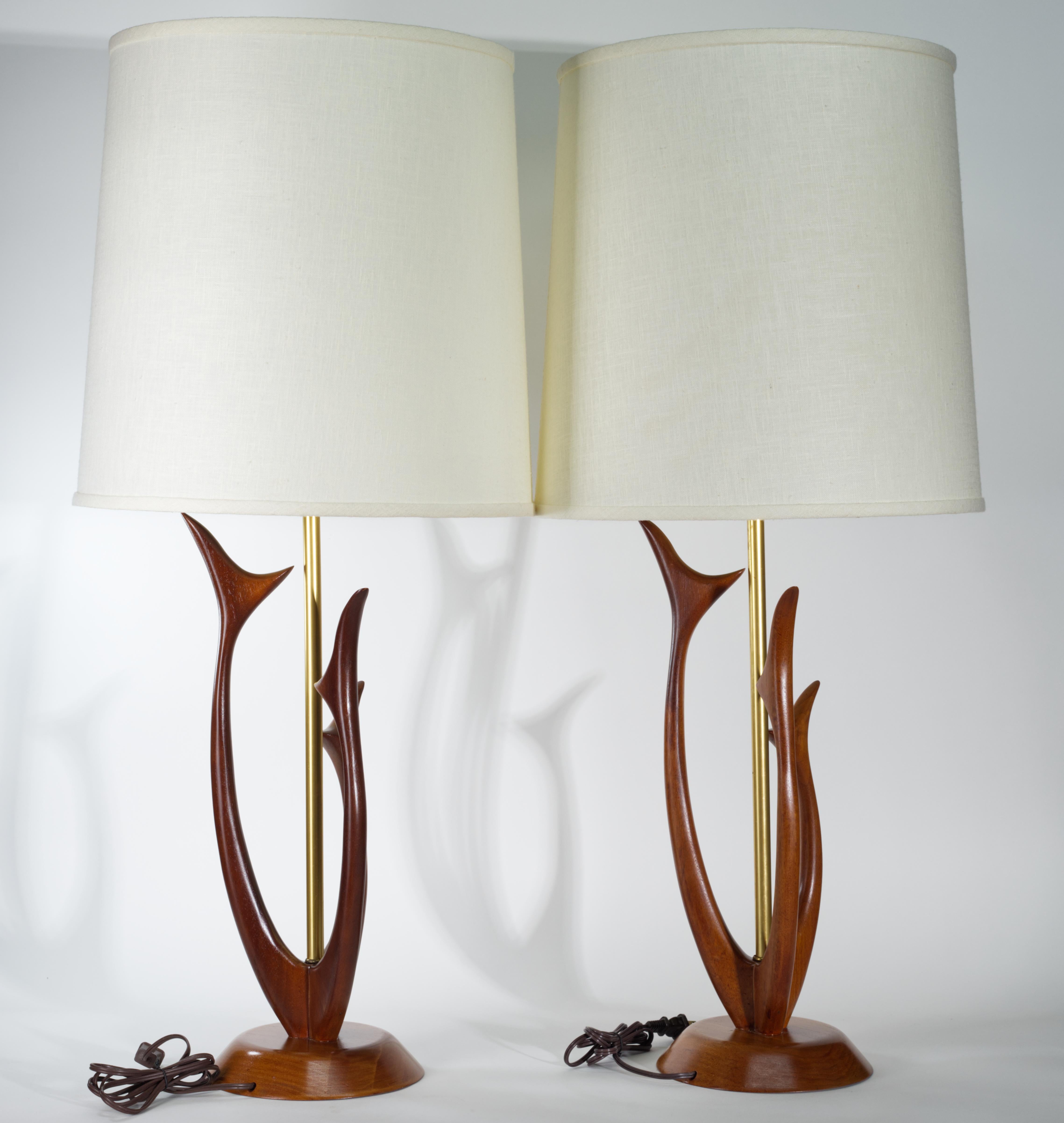 Mid-Century Modern Pair of Walnut and Brass Table Lamps in Style of Modeline, Mid Century Modern For Sale