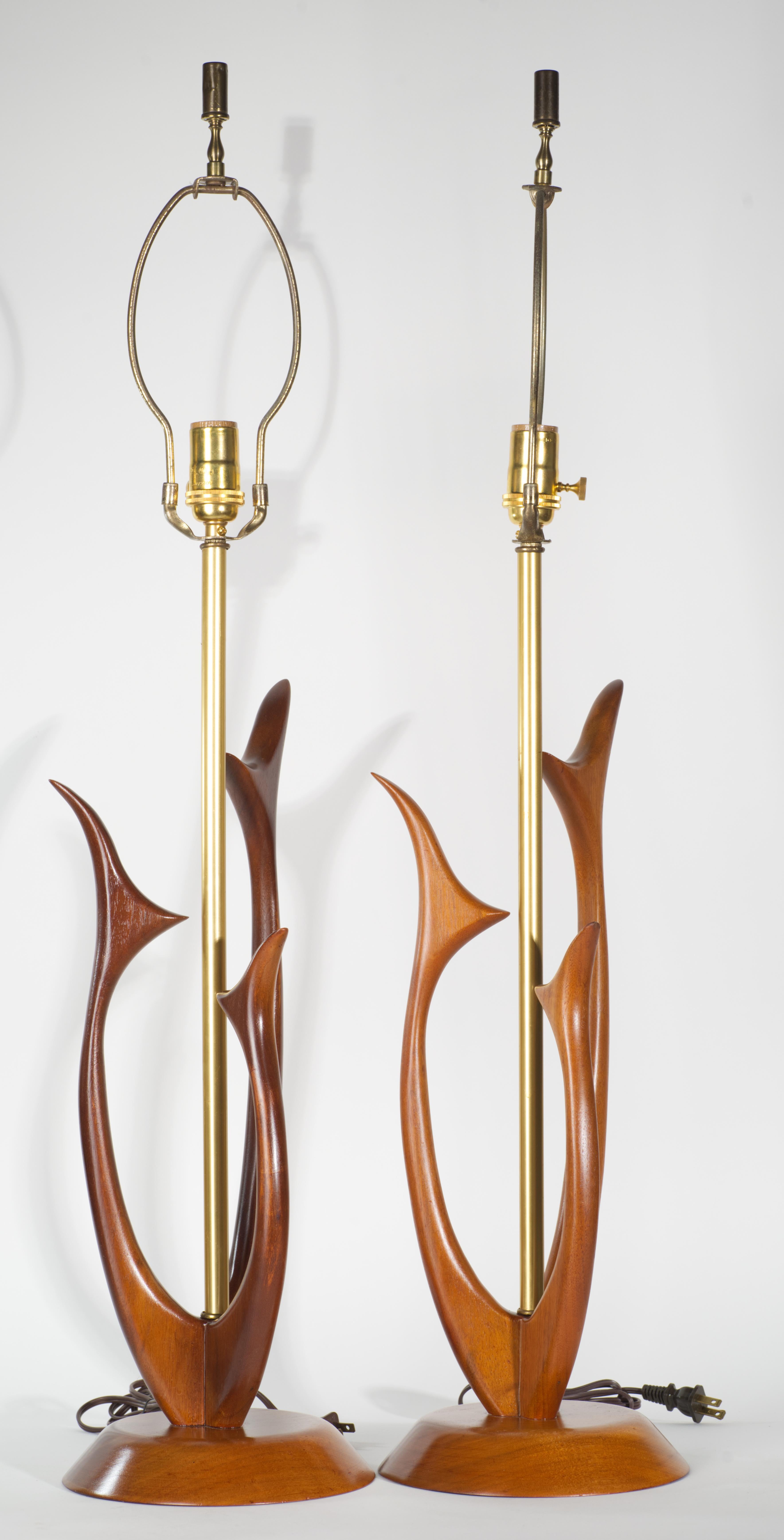 Pair of Walnut and Brass Table Lamps in Style of Modeline, Mid Century Modern In Good Condition For Sale In Clifton Springs, NY
