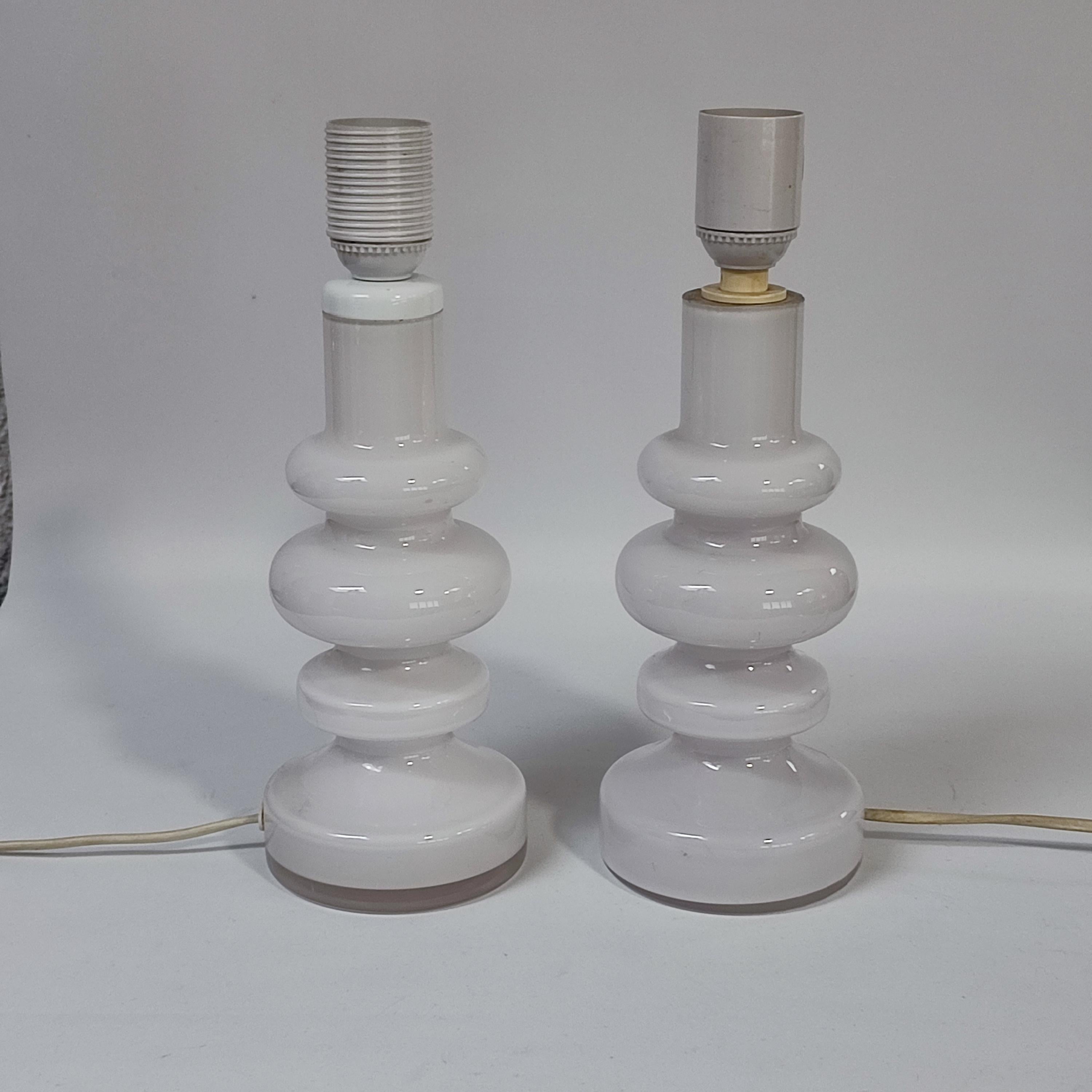 Paire de lampes de bureau rares en verre blanc par Gunnar Anders, Lindshammar, années 1960 en vente 7