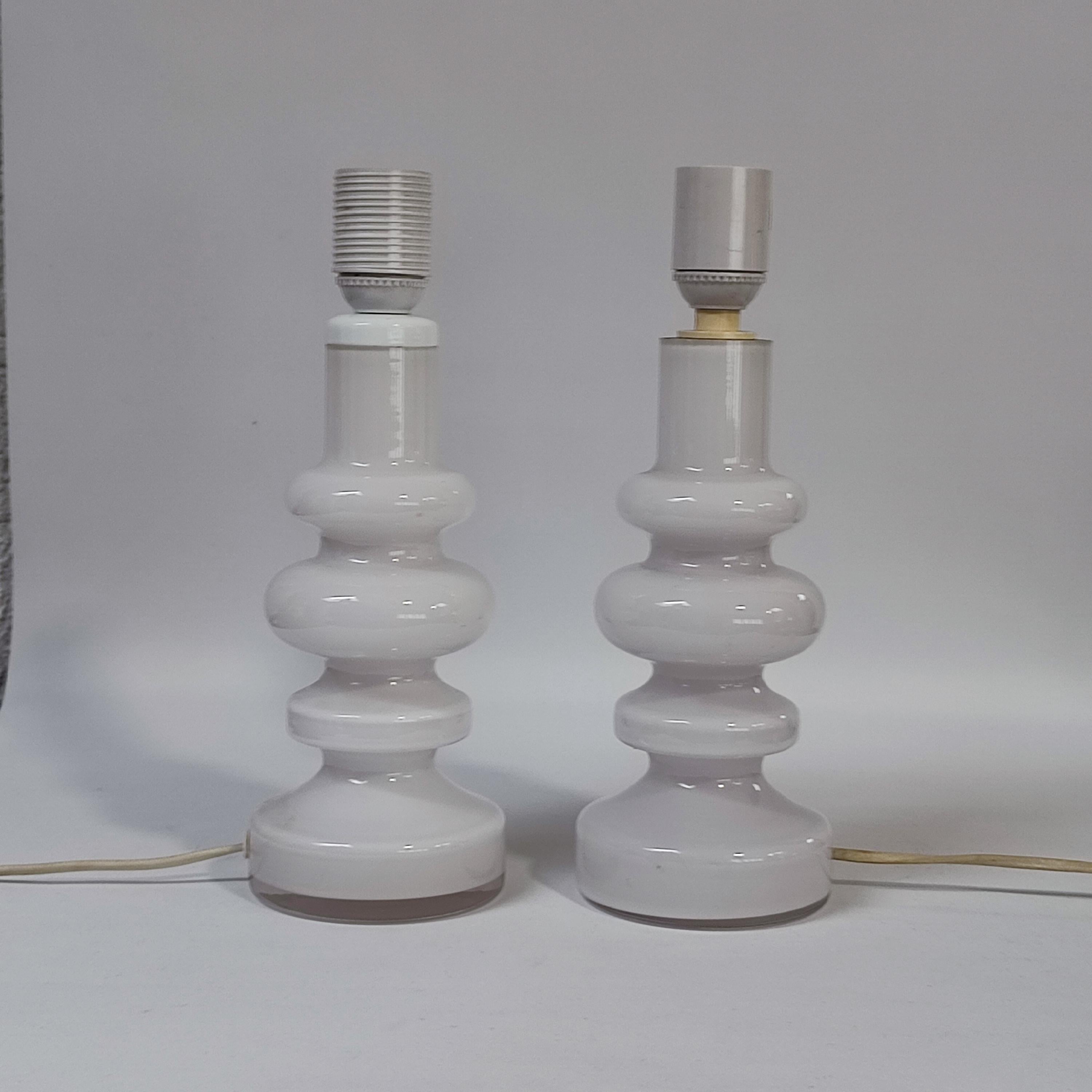 Milieu du XXe siècle Paire de lampes de bureau rares en verre blanc par Gunnar Anders, Lindshammar, années 1960 en vente