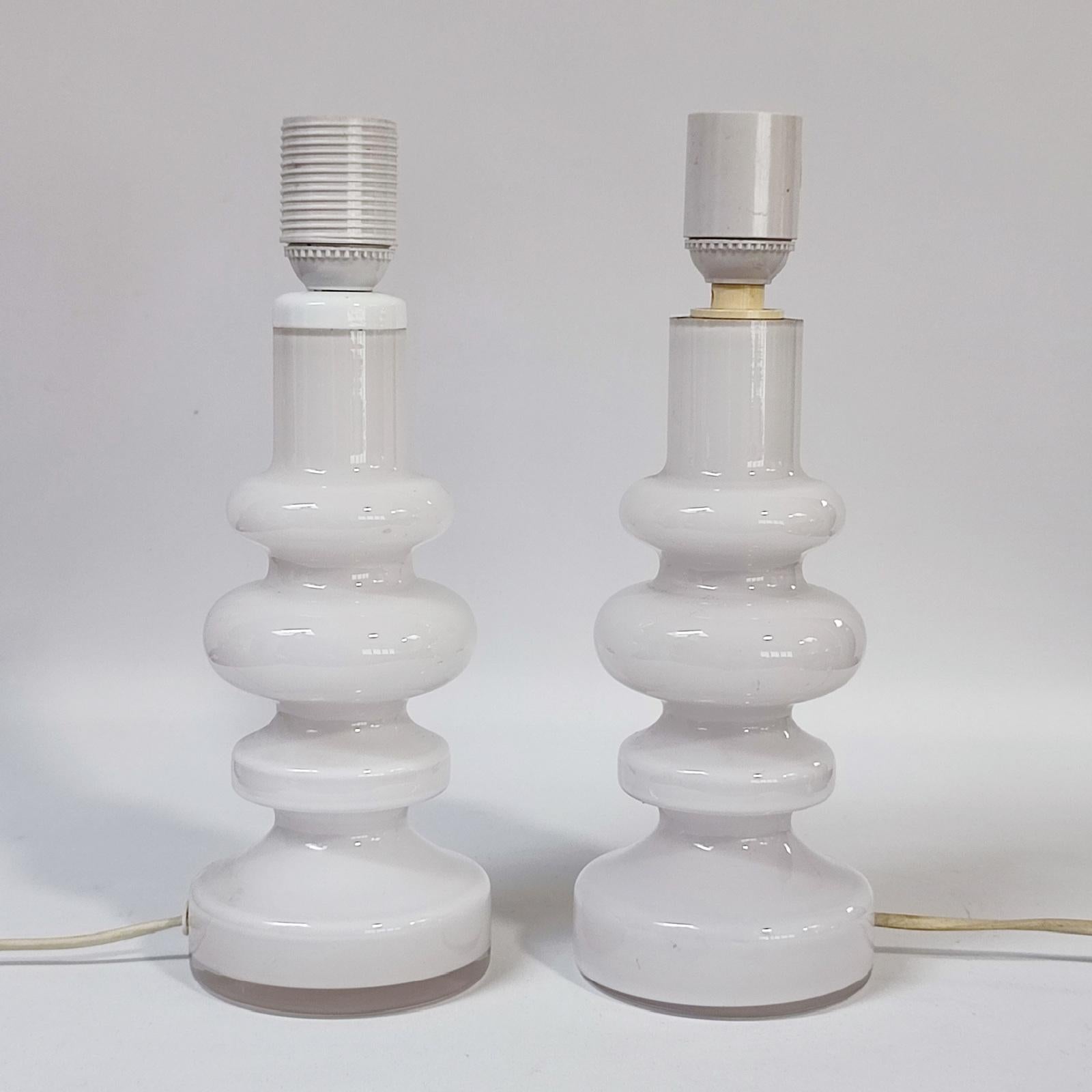 Paire de lampes de bureau rares en verre blanc par Gunnar Anders, Lindshammar, années 1960 en vente 2