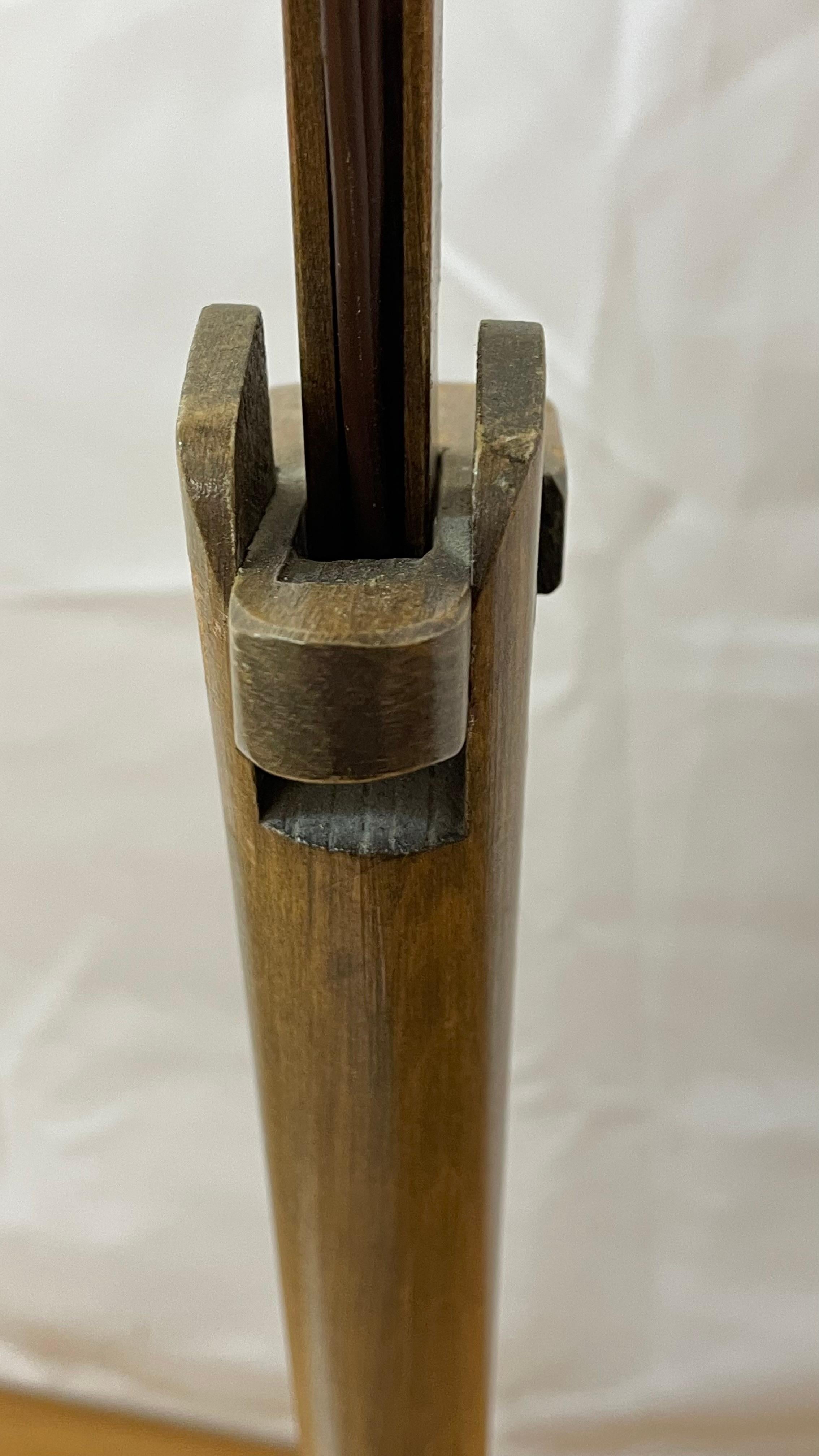 Paire de lampadaires en bois sculpté à la main, réglables par crémaillère, avec abat-jour en verre