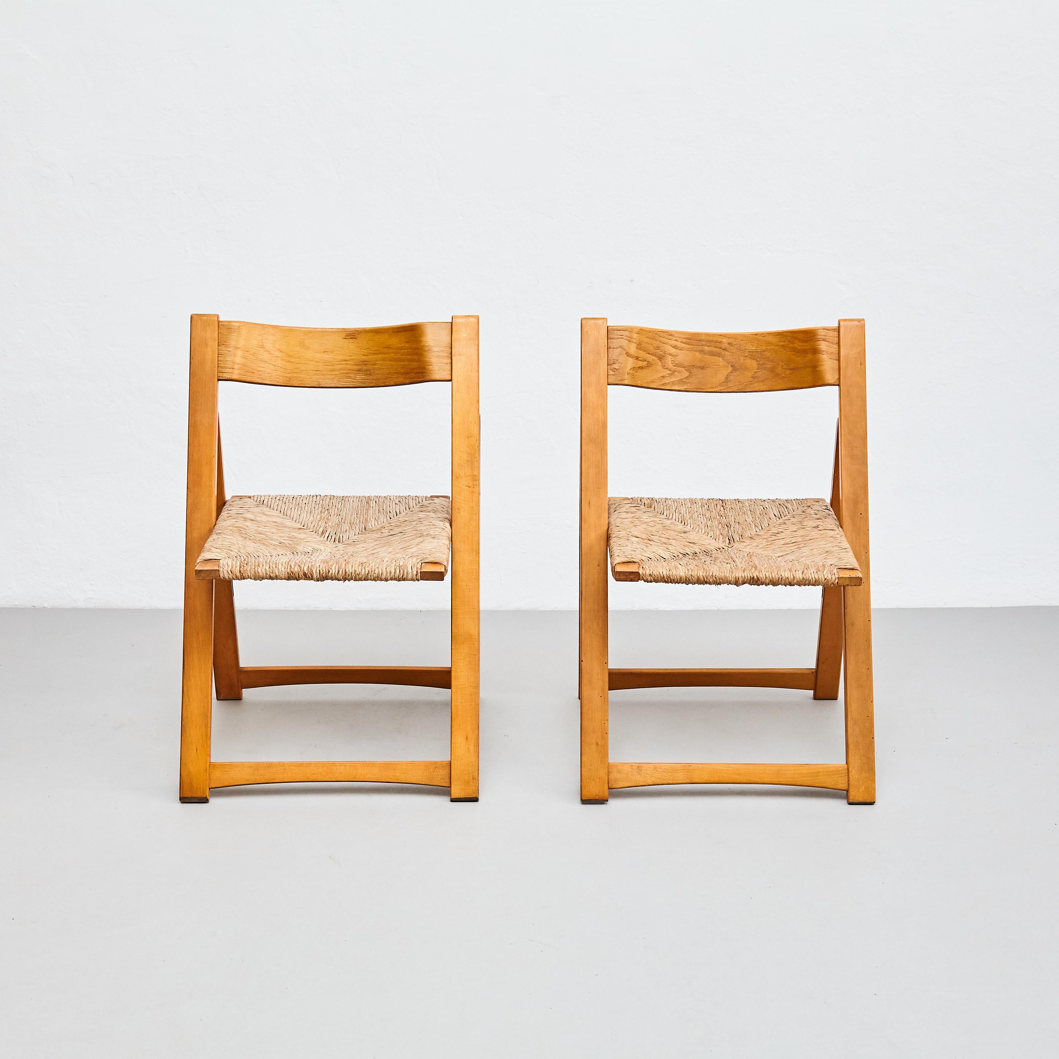 Paar Rationalistische klappbare Stühle aus Rattan und Holz, um 1960 (Französisch) im Angebot