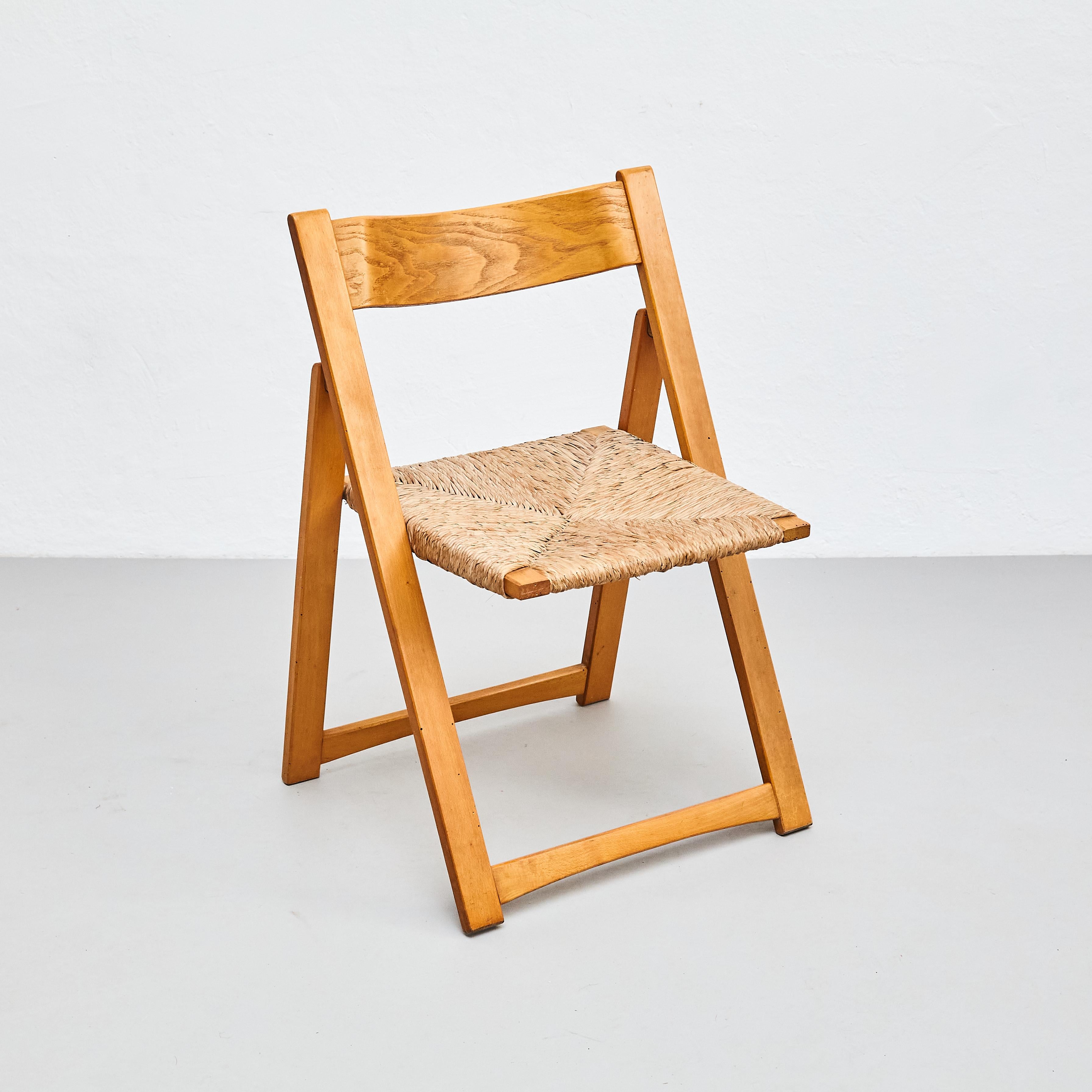 Paire de chaises pliantes rares en rotin et bois, vers 1960 Bon état - En vente à Barcelona, Barcelona