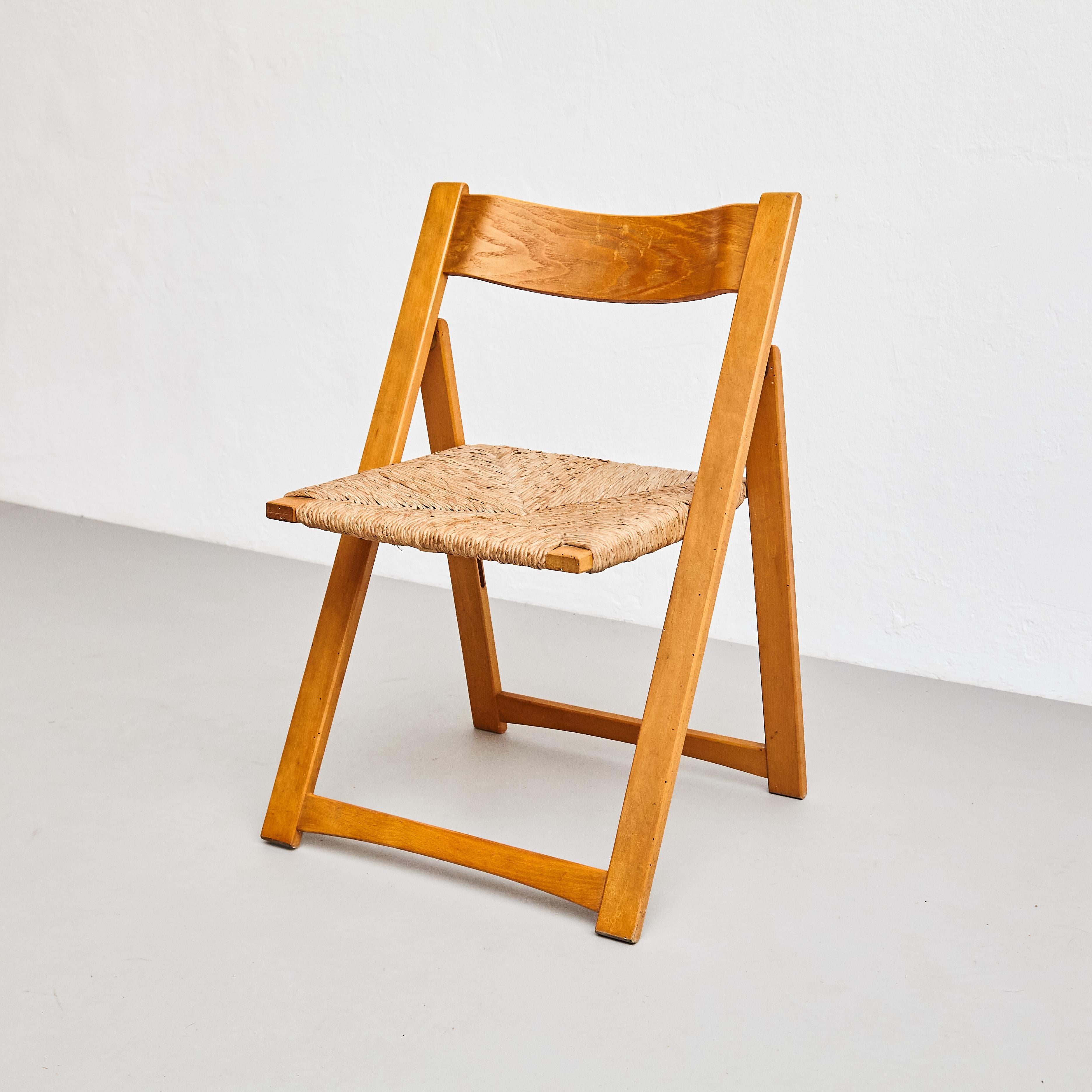 Paar Rationalistische klappbare Stühle aus Rattan und Holz, um 1960 im Angebot 1
