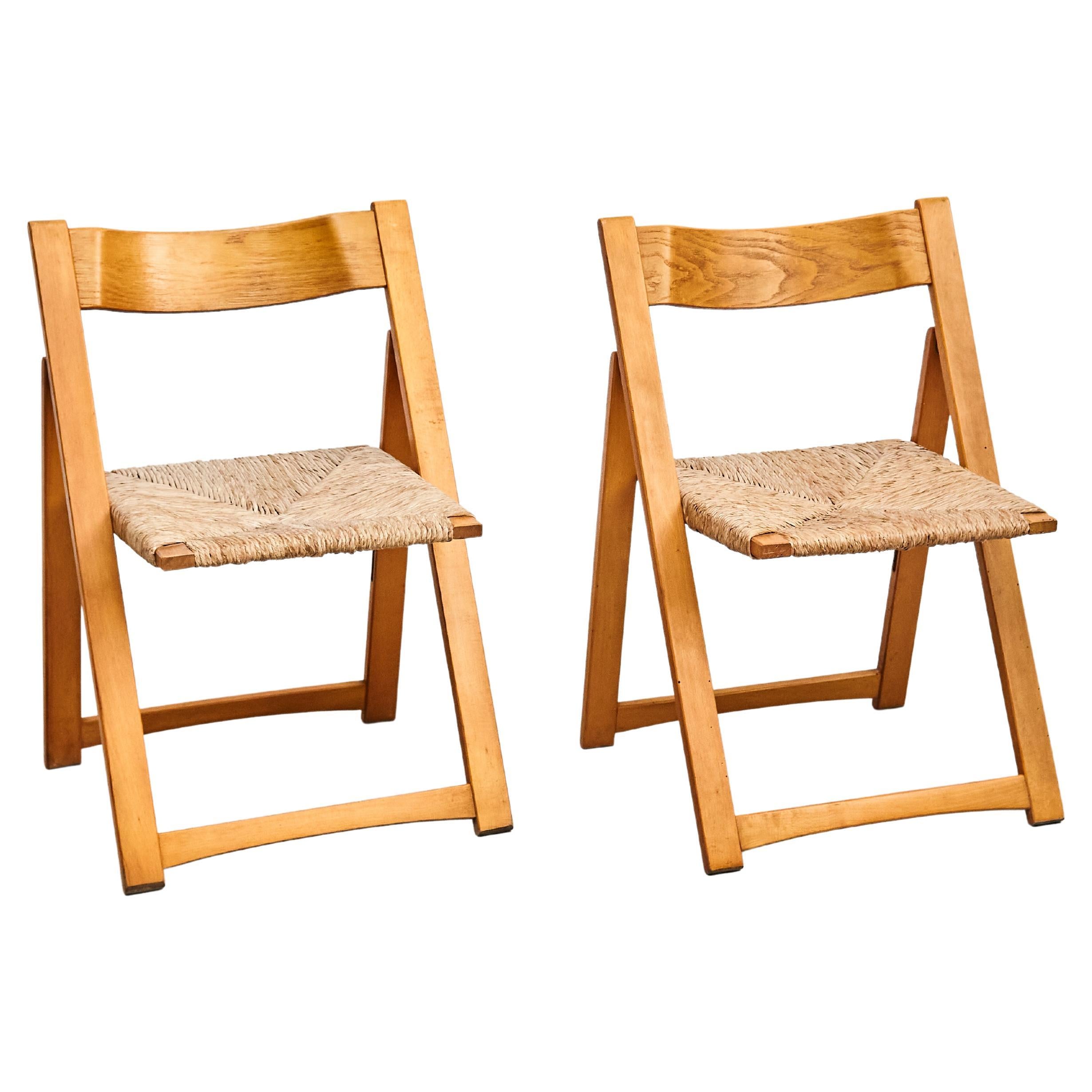 Paar Rationalistische klappbare Stühle aus Rattan und Holz, um 1960 im Angebot