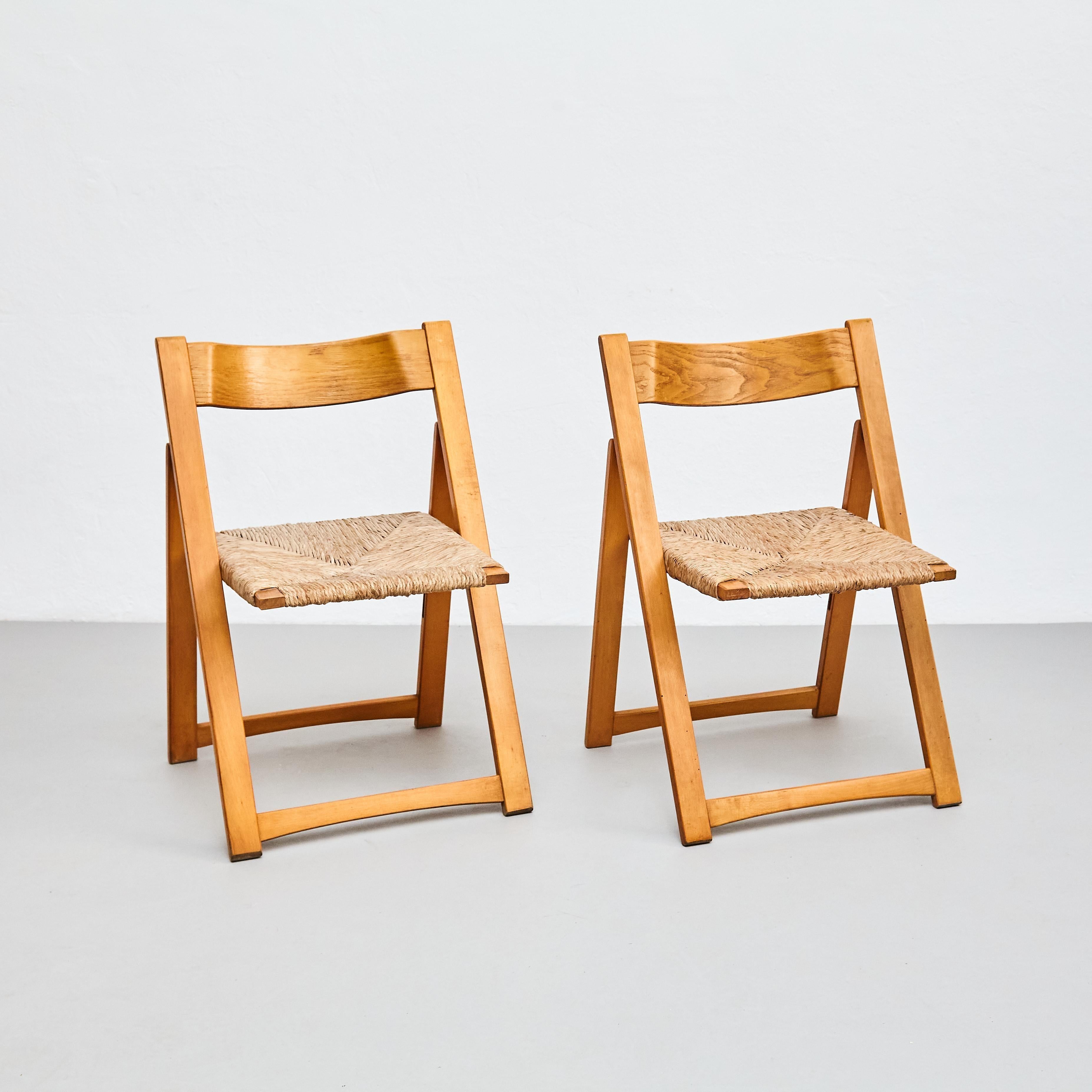 Mid-Century moderno Coppia di sedie Foldes razionaliste in rattan e legno - Francia, circa 1960 in vendita