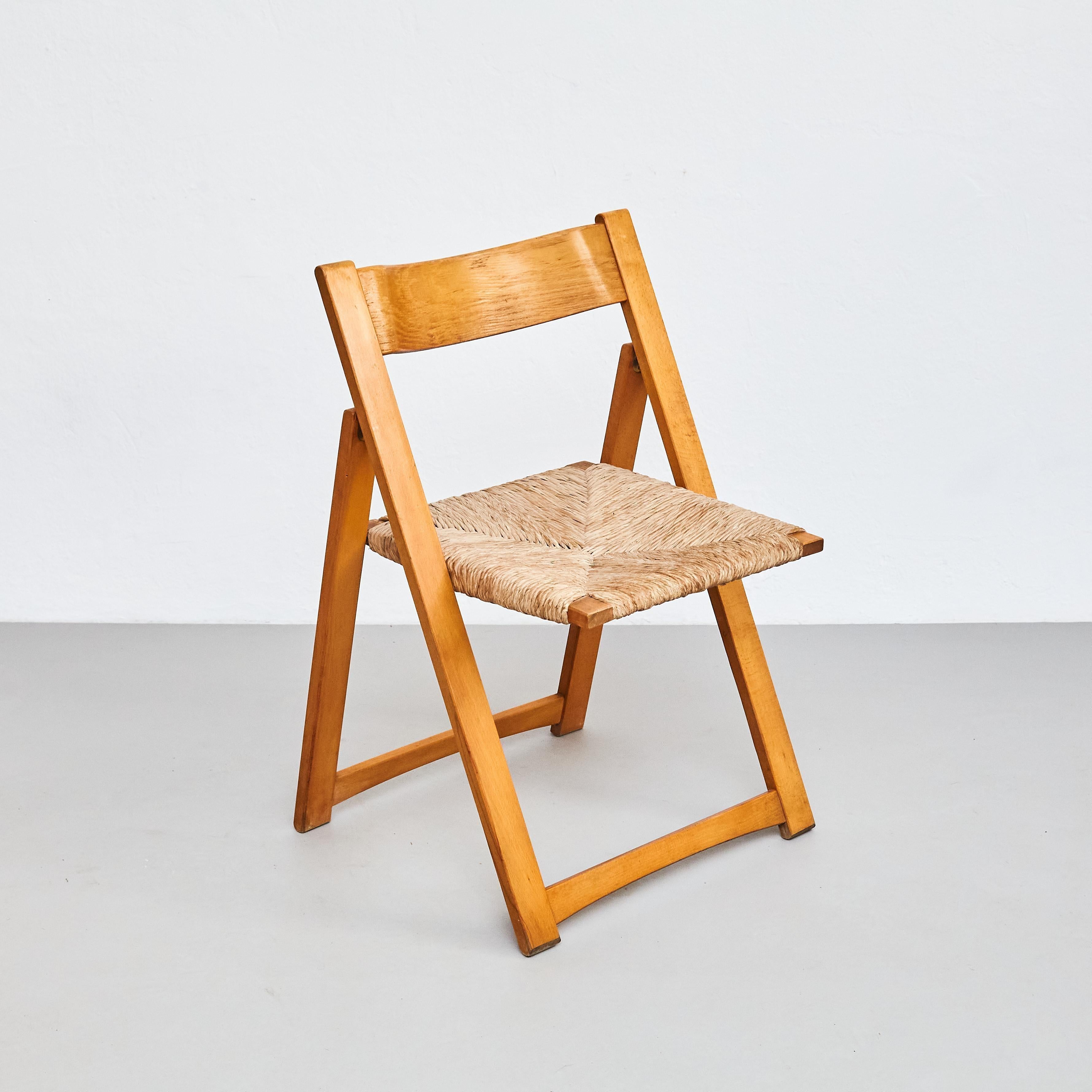 Metà XX secolo Coppia di sedie Foldes razionaliste in rattan e legno - Francia, circa 1960 in vendita