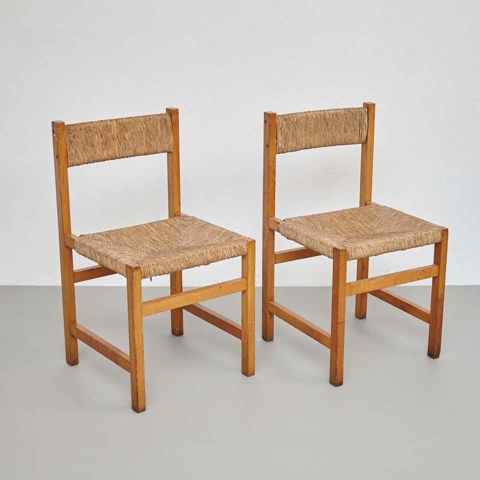 Pair of rationalist chairs.
By unknown manufacturer, Spain, circa 1960.

In good original condition, with minor wear consistent with age and use, preserving a beautiful patina.

Materials:
Wood
Rattan

Dimensions:
D 43.5 cm x W 42 cm x H 78 cm.