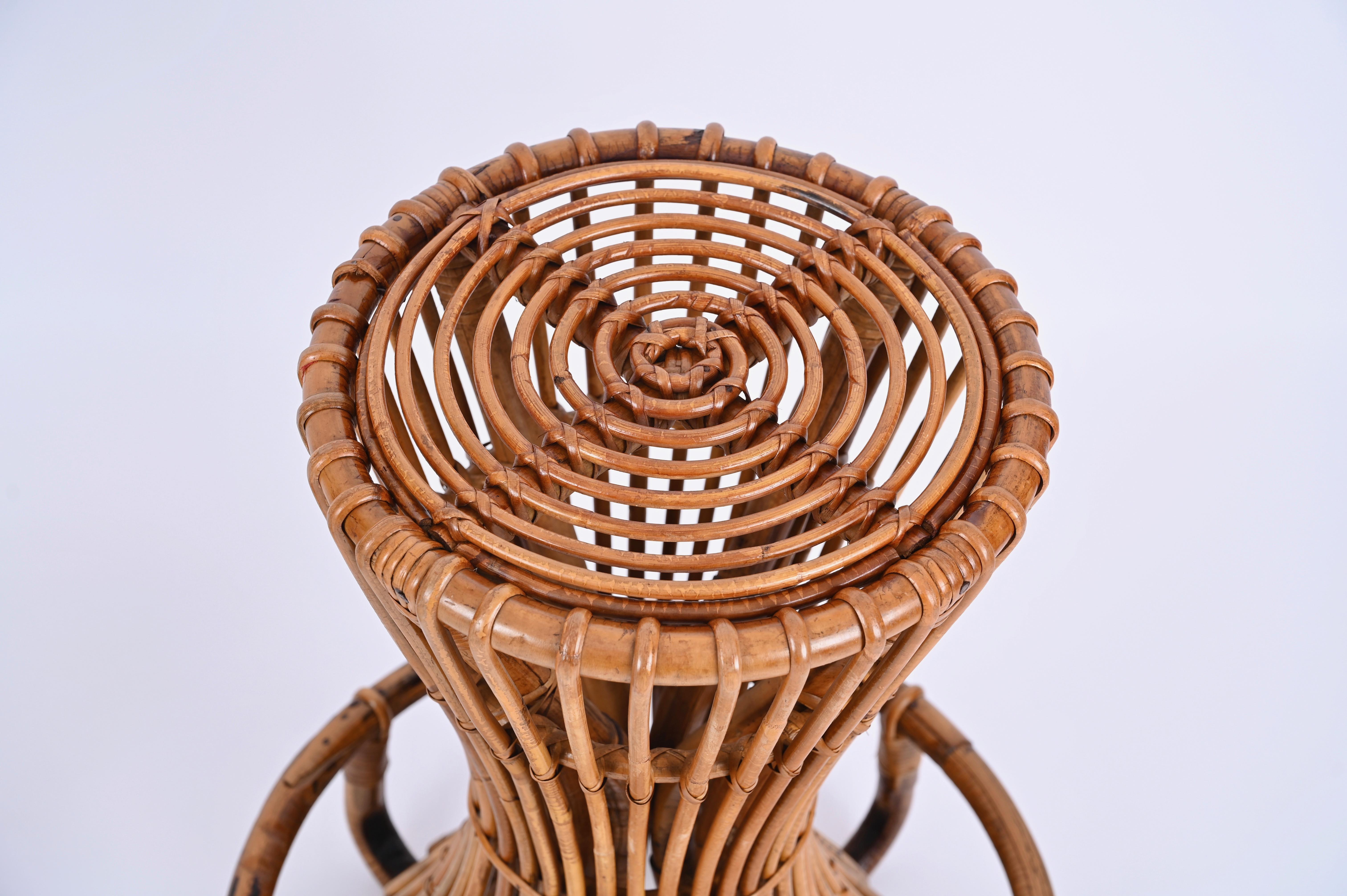 Magnificent pair of Mid-Century bar stools in curved rattan and wicker. These stunning stools were designed by Tito Agnoli for Bonacina in Italy in the 1950s.
 
The stools feature a gorgeous hourglass-shaped structure, fully made in curved rattan