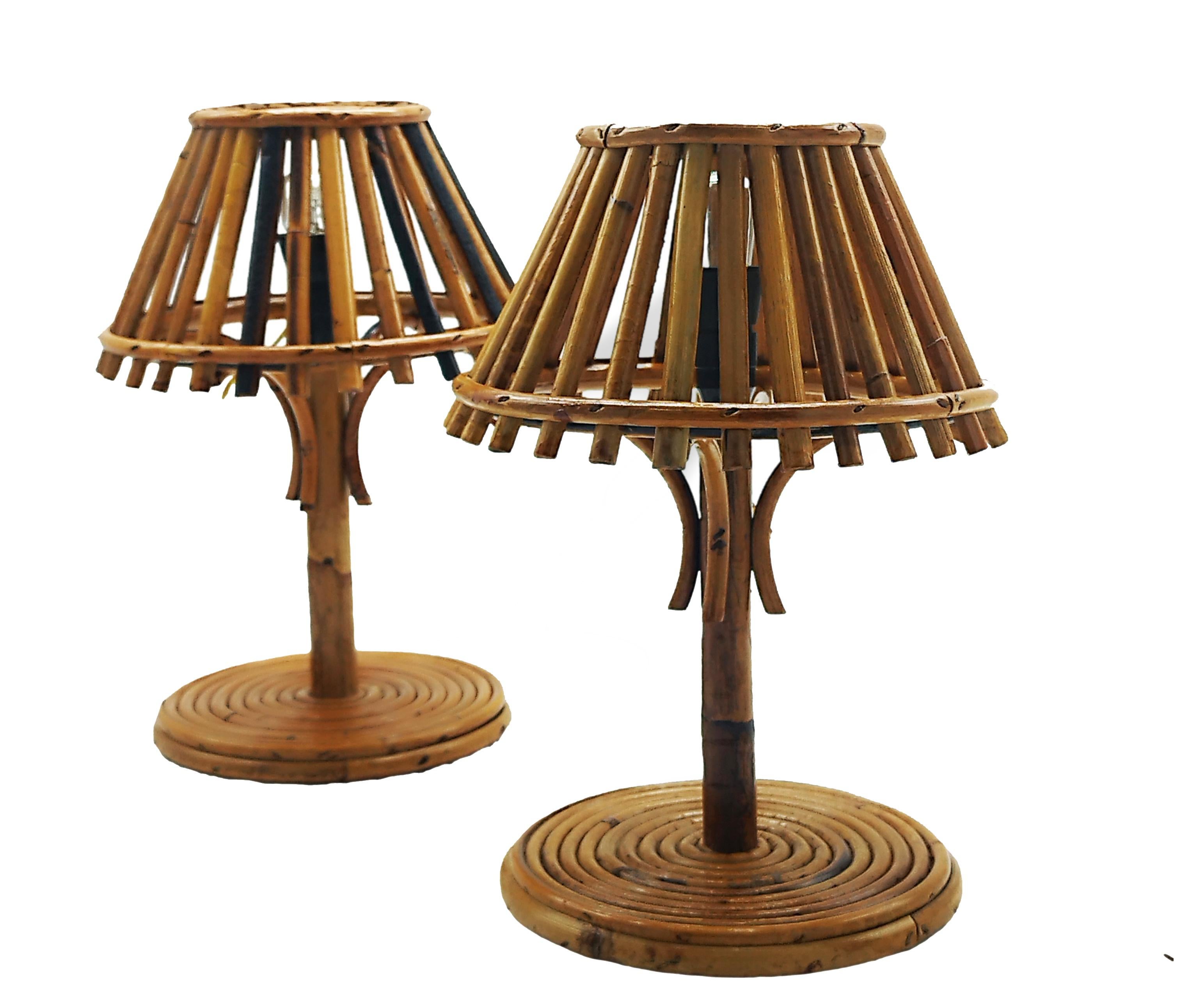 Schönes Paar Tischlampen aus Bambus und Rattan im Stil von Louis Sognot.
Hergestellt in Italien in den 1960er Jahren.