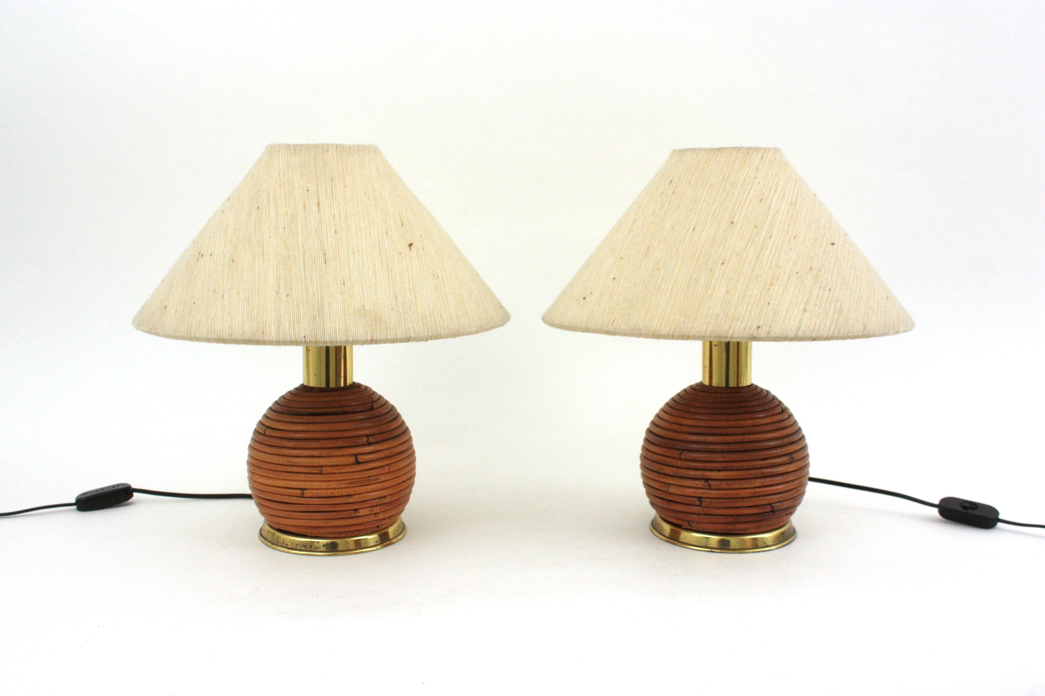 Pair of Rattan and Brass Italian Ball Table Lamps In Good Condition In Barcelona, ES