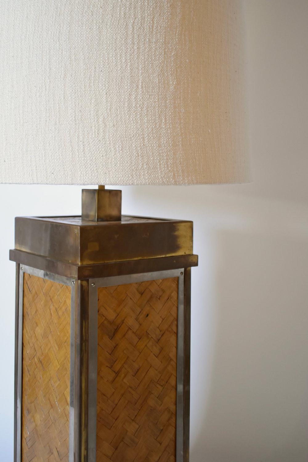 Coppia di lampade quadrate in rattan, ottone e inox. Nello stile di Gabriella Crespi. Italia, anni '70.
