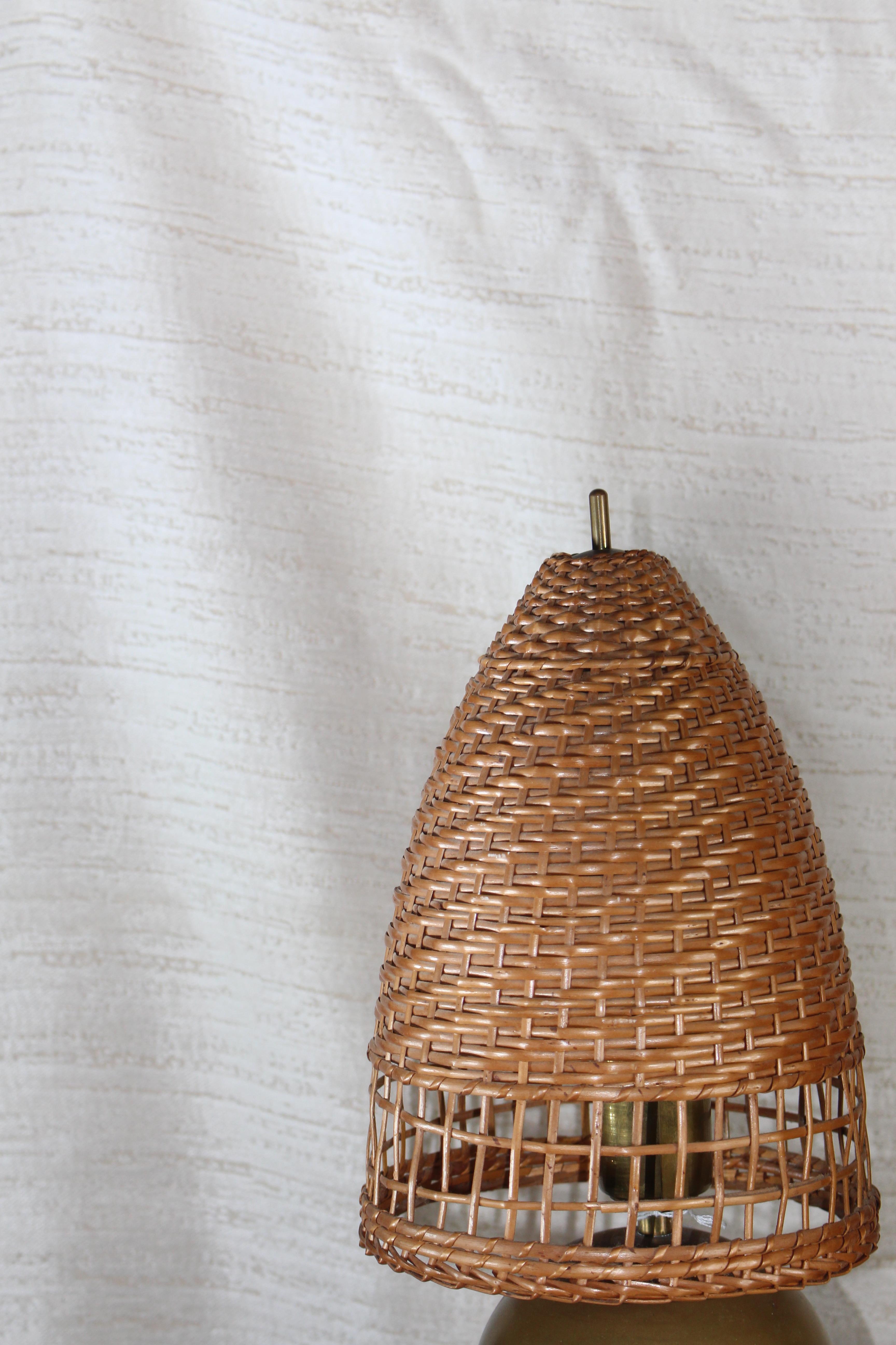 Brushed Pair of Rattan and Brass Lamps For Sale
