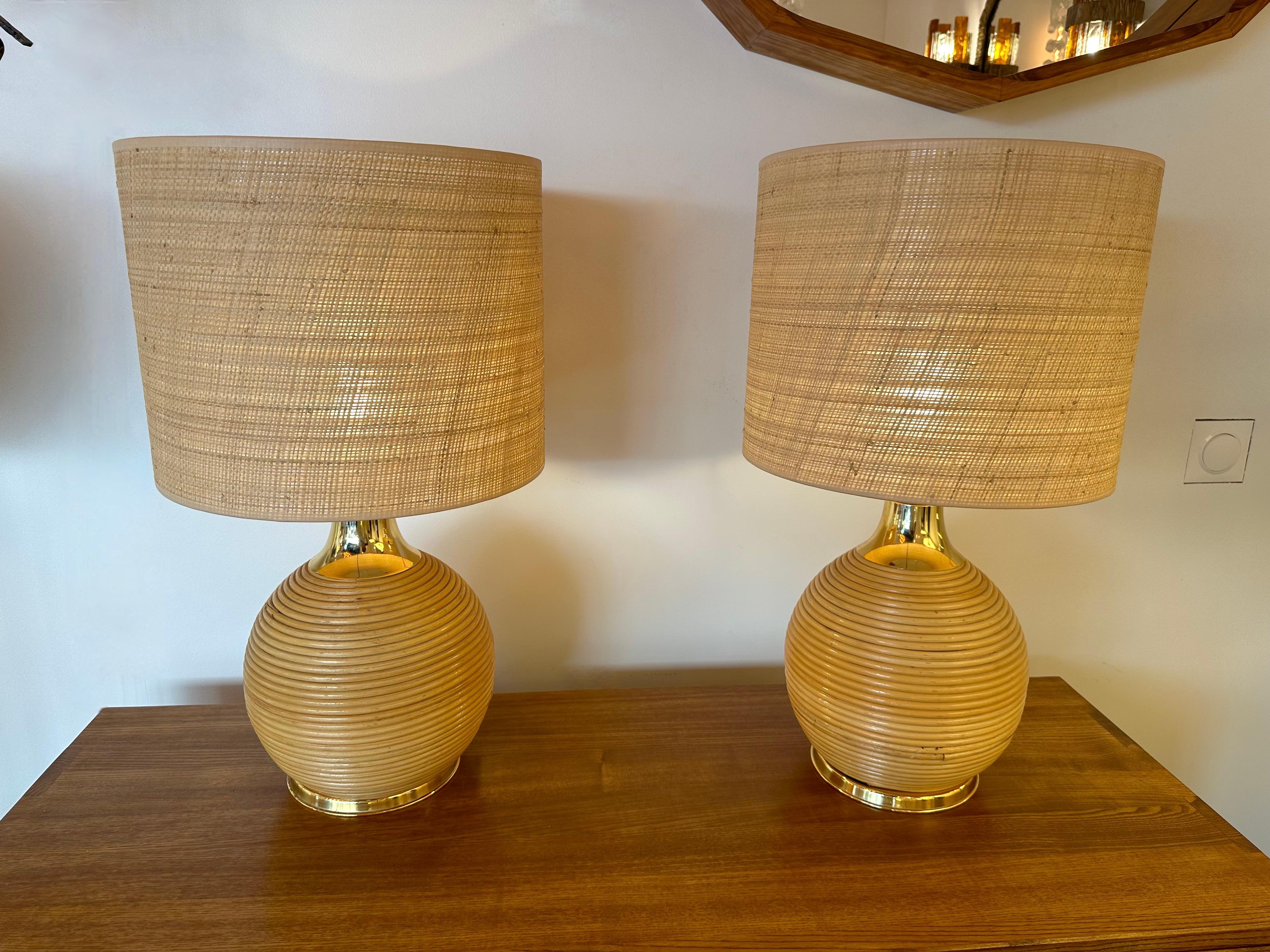Mid-Century Modern pair of rattan wicker and brass table or bedside lamps. In the mood of Arpex International, Mario Lopez Torres, Gabriela Crespi, Galerie Maison & Jardin, Jansen, Dal Vera, Vivai Del Sud, Hollywood Regency.