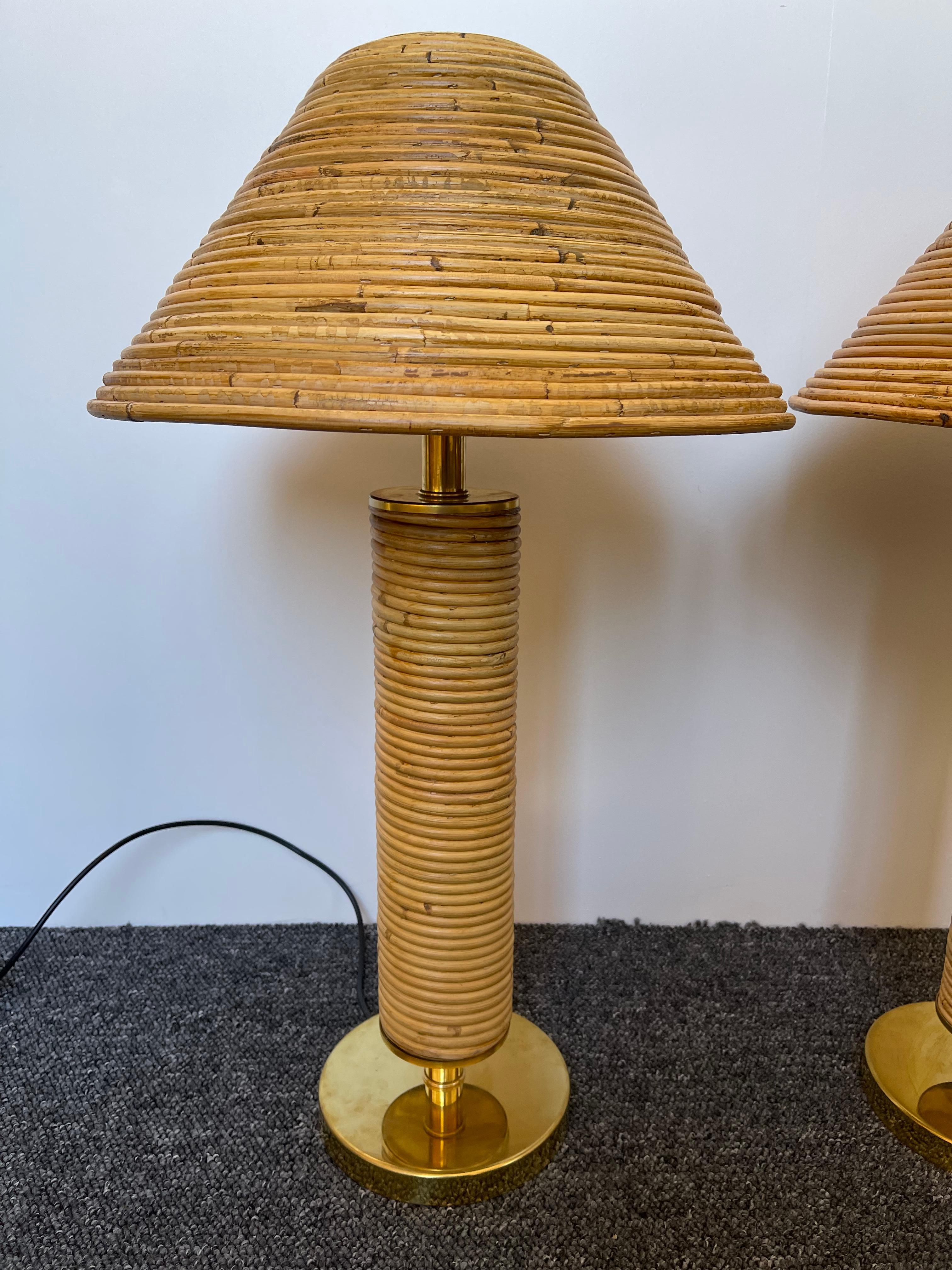 Pair of rattan wicker and brass table or bedside lamps, nice rattan bamboo shades. In the mood of Mid-Century Modern , Arpex International, Mario Lopez Torres, Galerie Maison & Jardin, Jansen, Dal Vera, Vivai Del Sud, Hollywood Regency. 