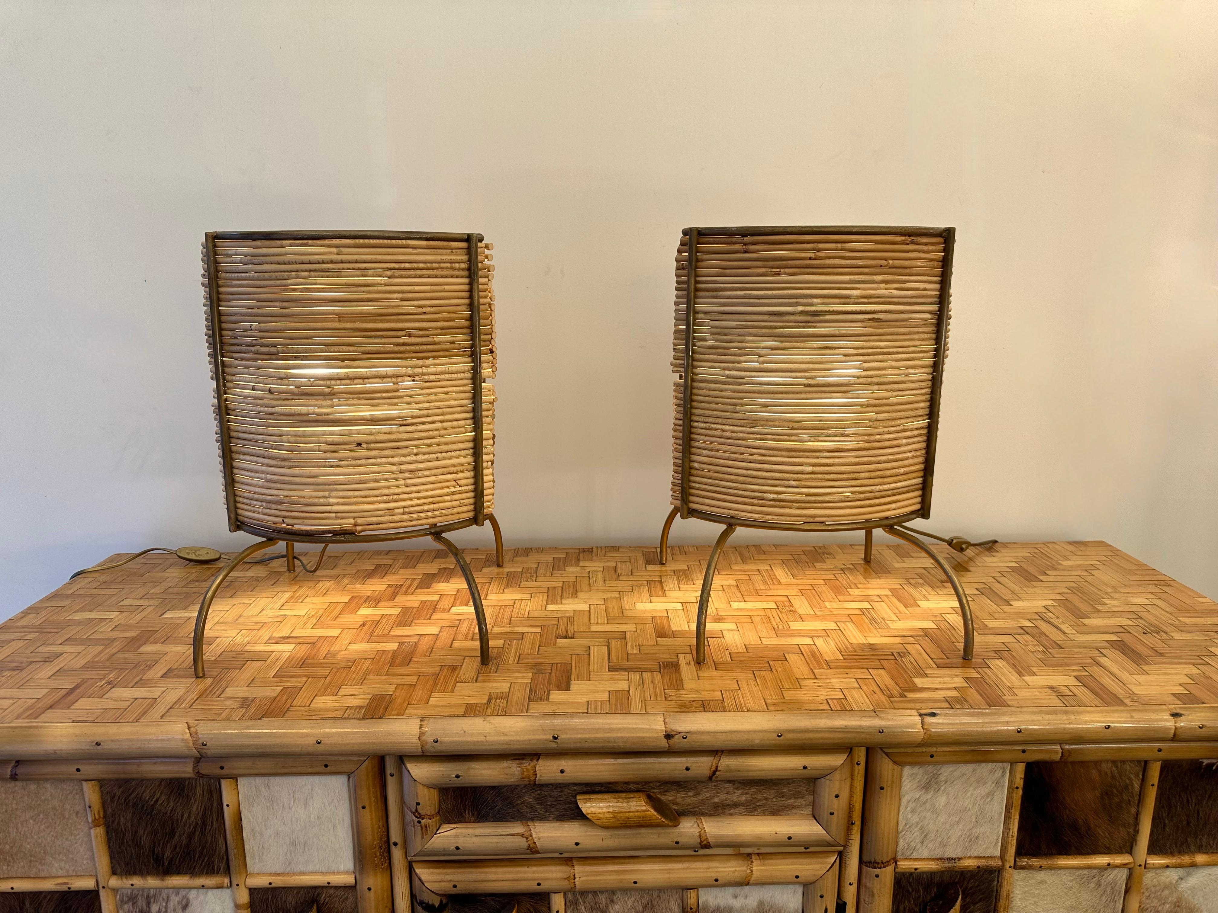 Pair of rattan wicker and gilt metal table or bedside lamps, nice rattan bamboo construction shades. In the mood of Mid-Century Modern , Arpex International, Mario Lopez Torres, Galerie Maison & Jardin, Jansen, Dal Vera, Vivai Del Sud, Hollywood