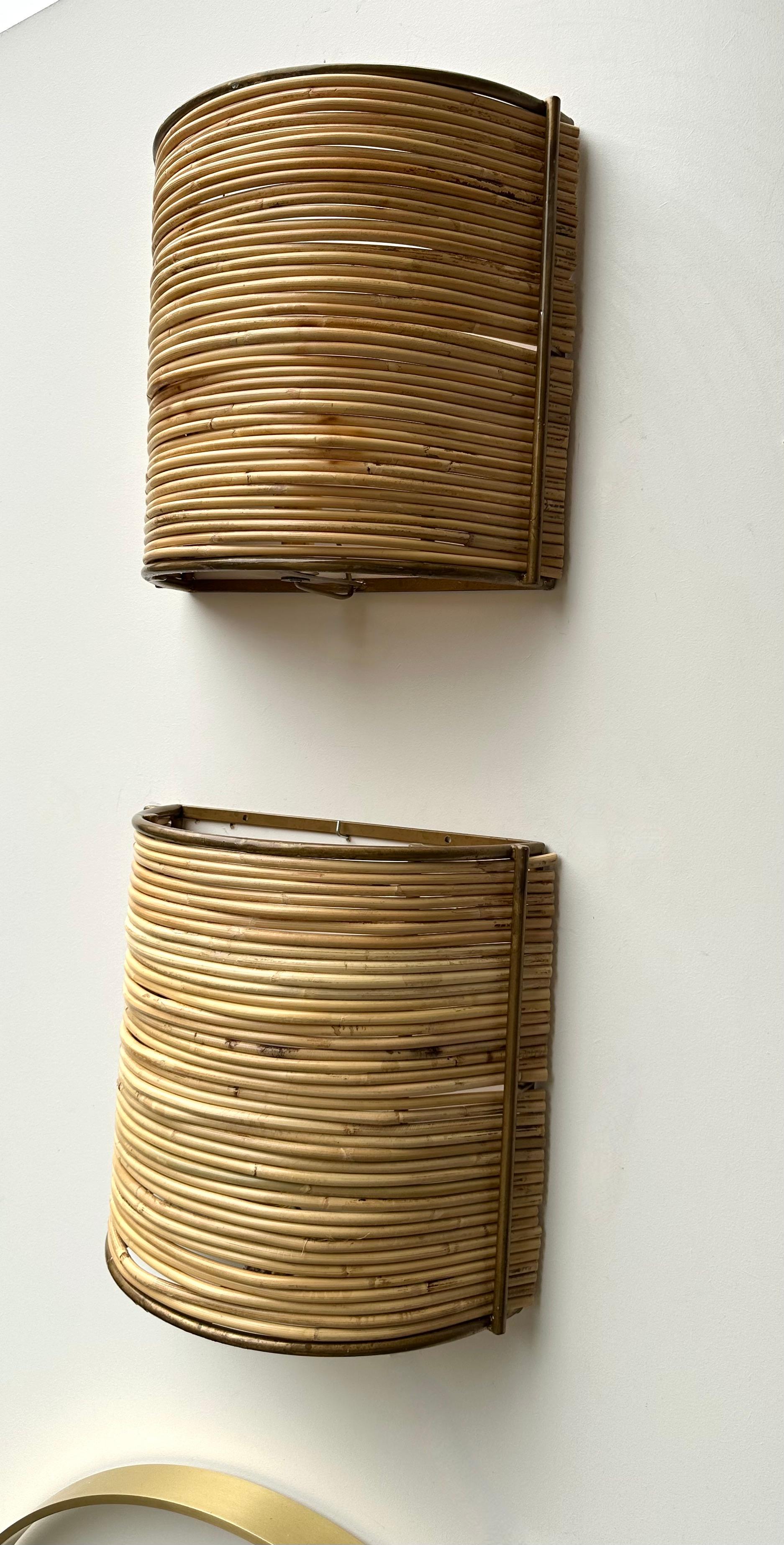Coppia di lampade in rattan e metallo dorato. Italia, anni 2000 in vendita 2