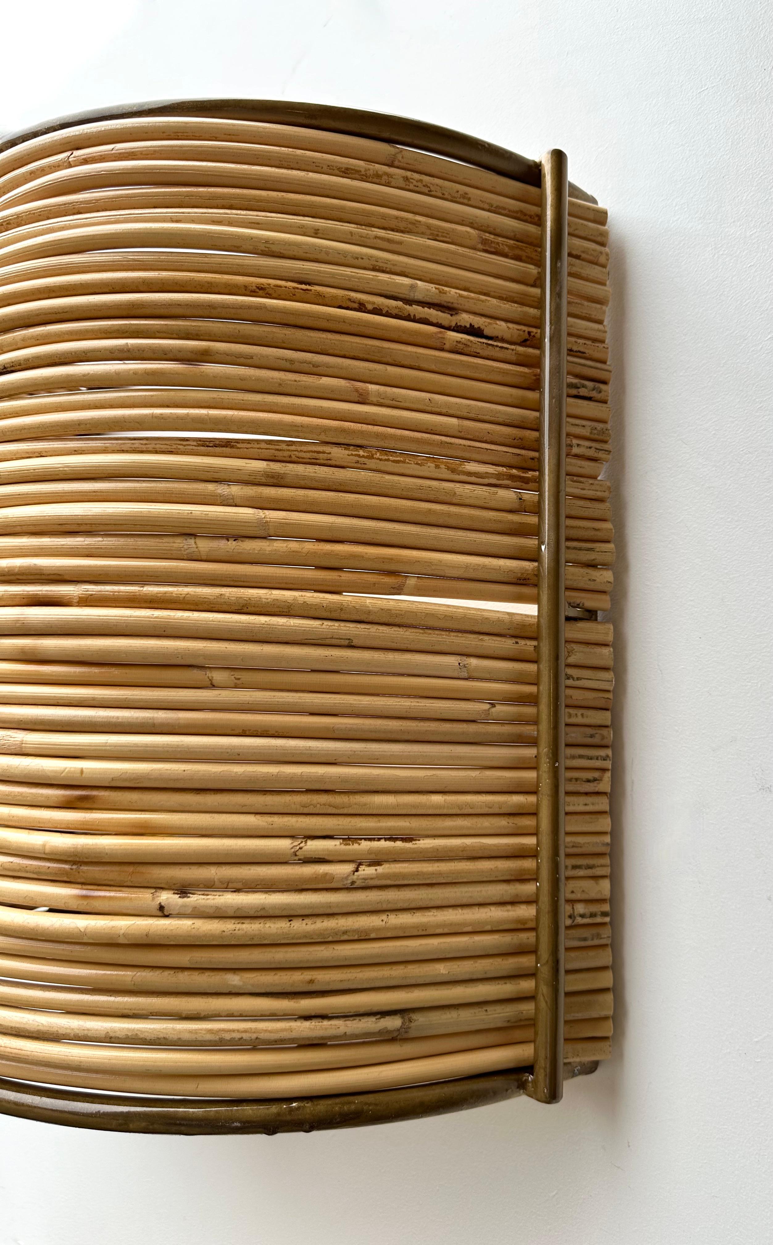 Coppia di lampade in rattan e metallo dorato. Italia, anni 2000 in vendita 3