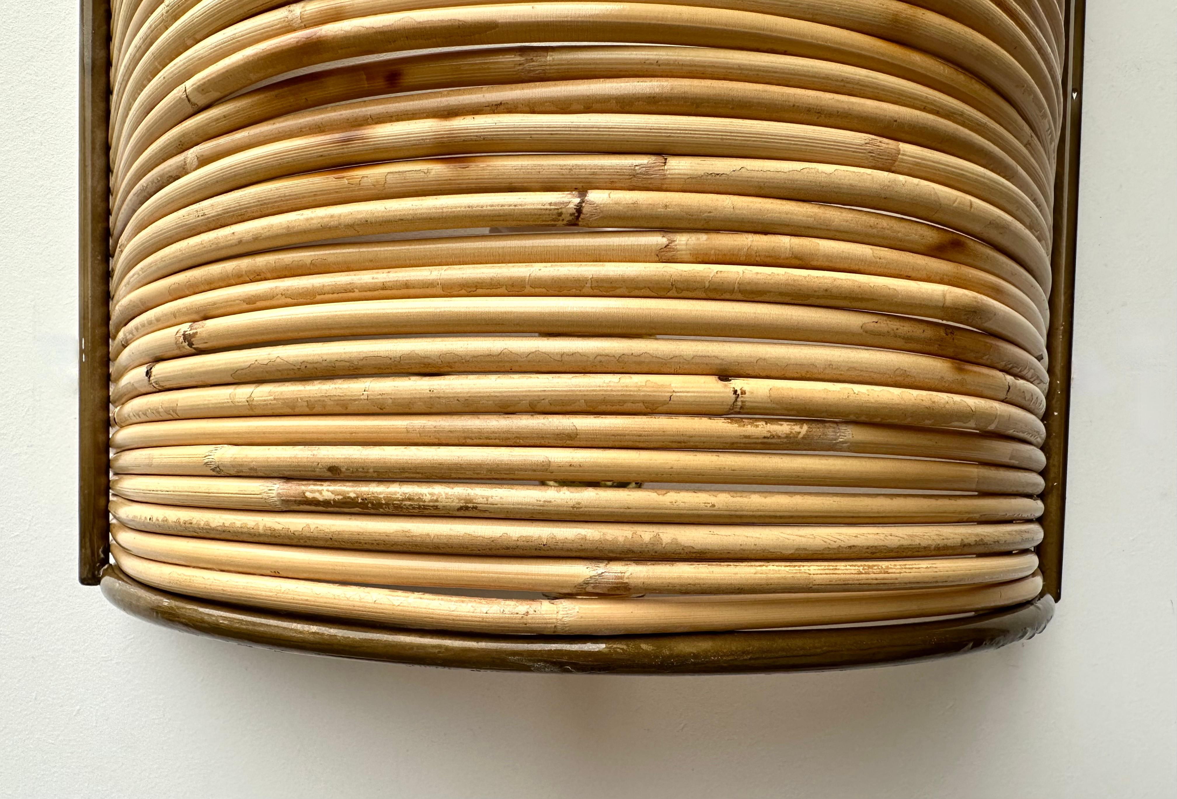 Coppia di lampade in rattan e metallo dorato. Italia, anni 2000 in vendita 4