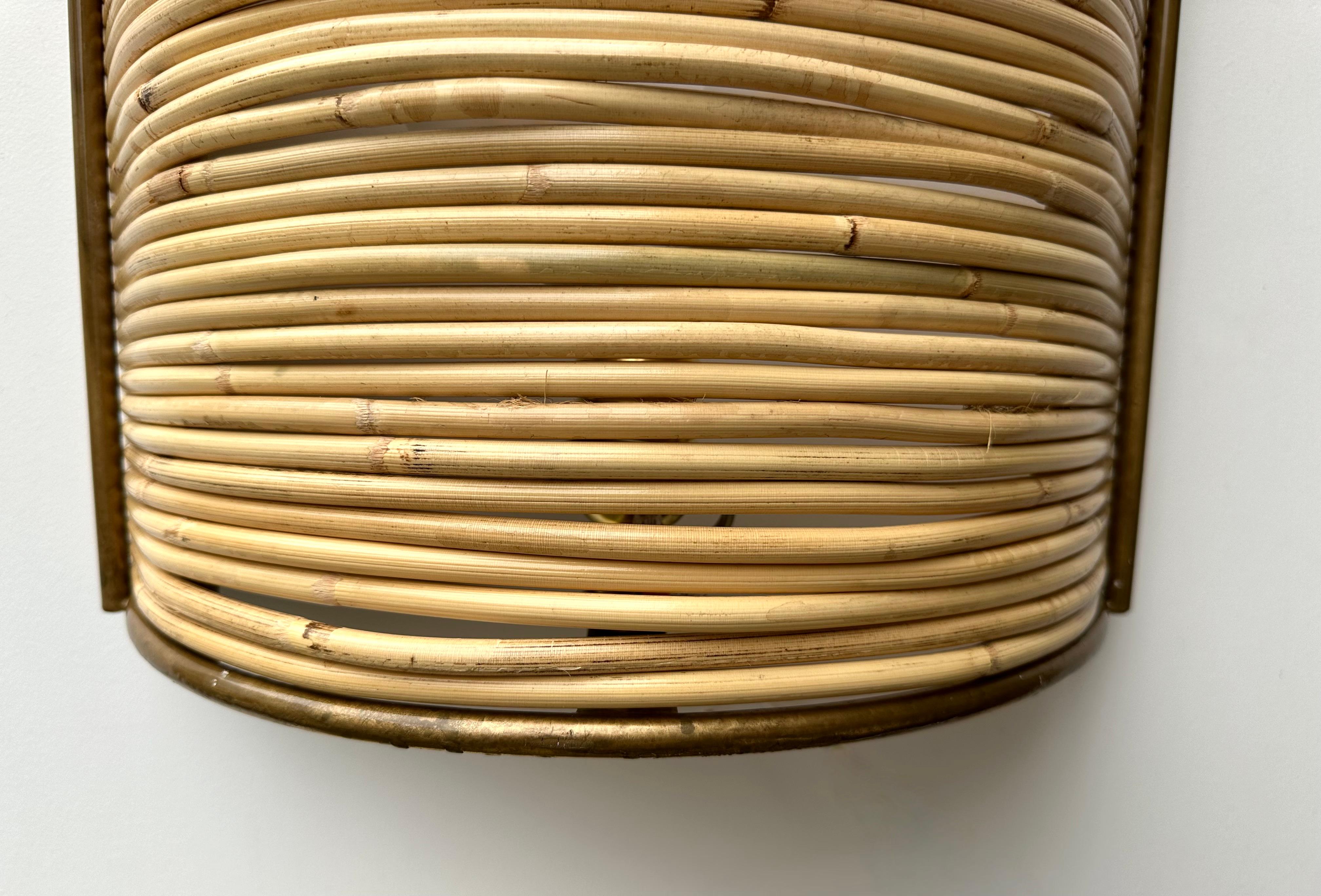 Coppia di lampade in rattan e metallo dorato. Italia, anni 2000 in vendita 5