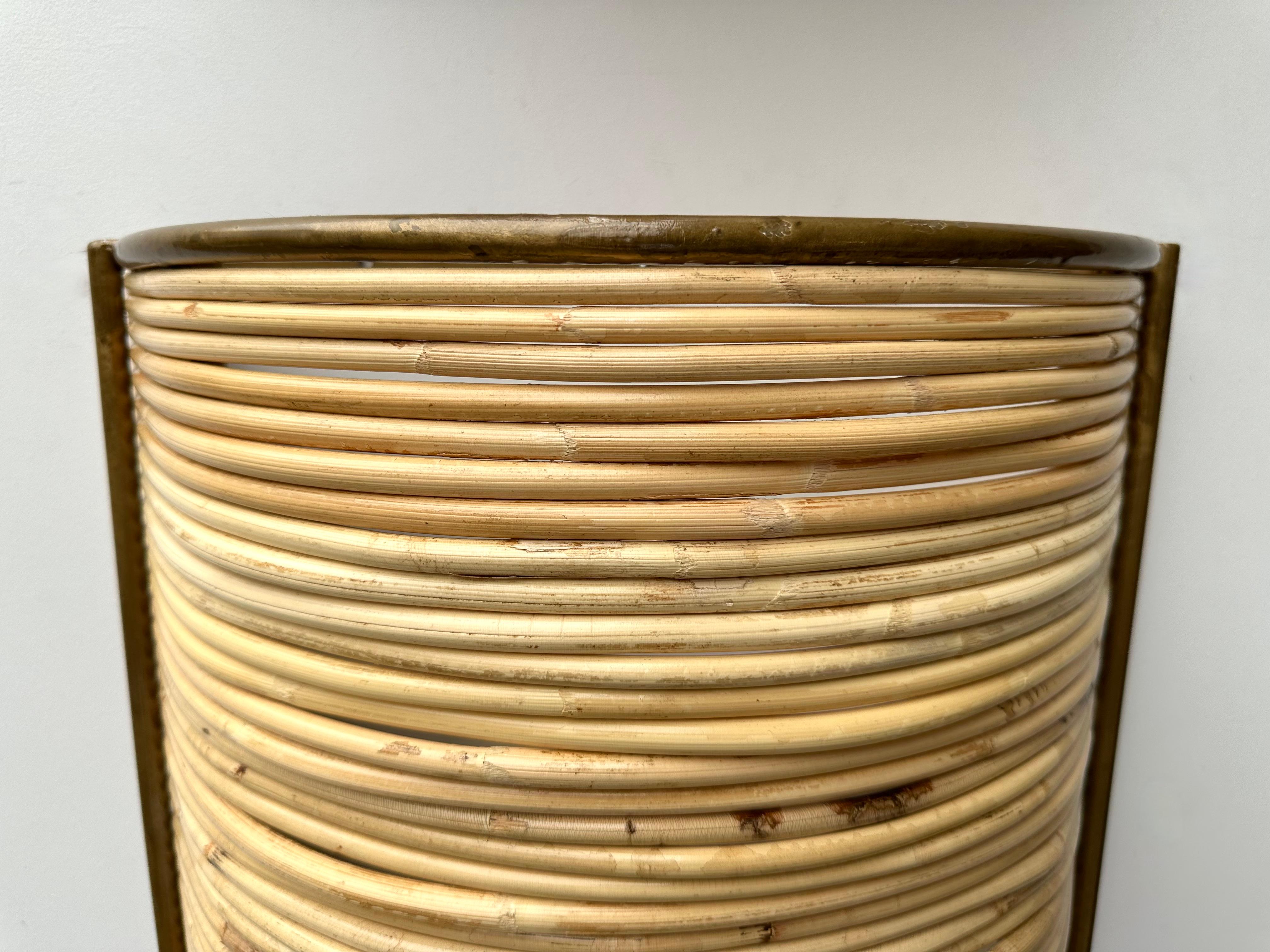 Coppia di lampade in rattan e metallo dorato. Italia, anni 2000 in vendita 6