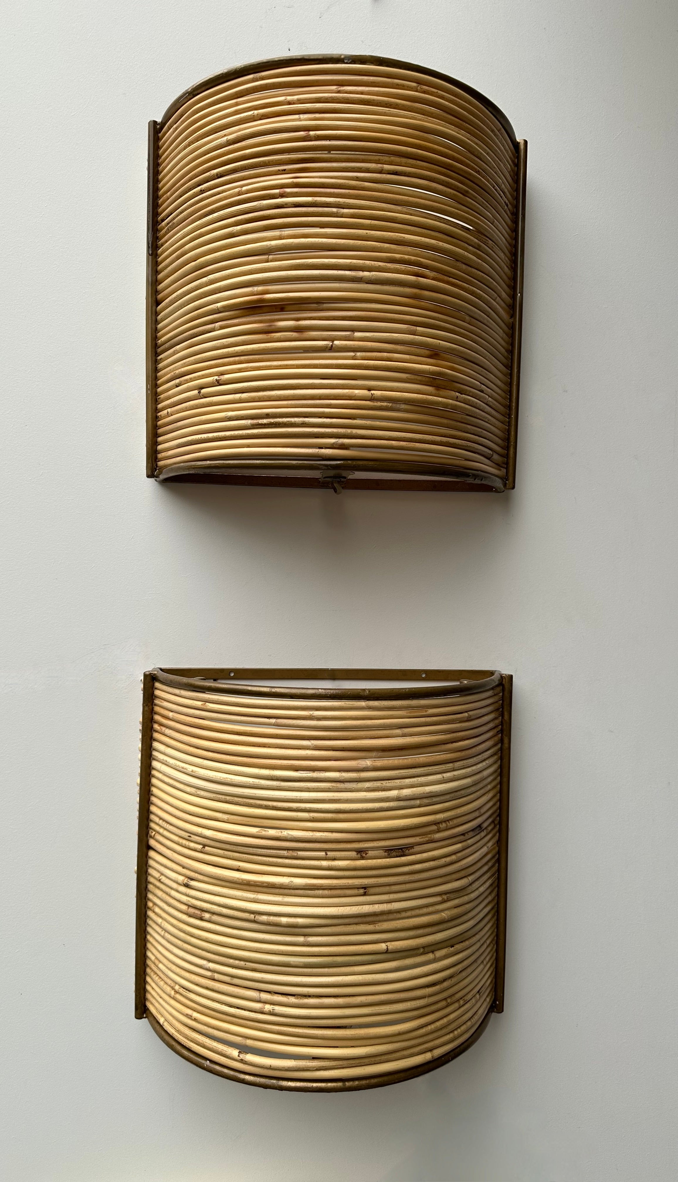 Coppia di lampade da parete in rattan, vimini e metallo dorato, applique, bella costruzione in rattan e bambù. In the mood of Mid-Century Modern , Arpex International, Mario Lopez Torres, Galerie Maison & Jardin, Maison Jansen, Dal Vera, Vivai del