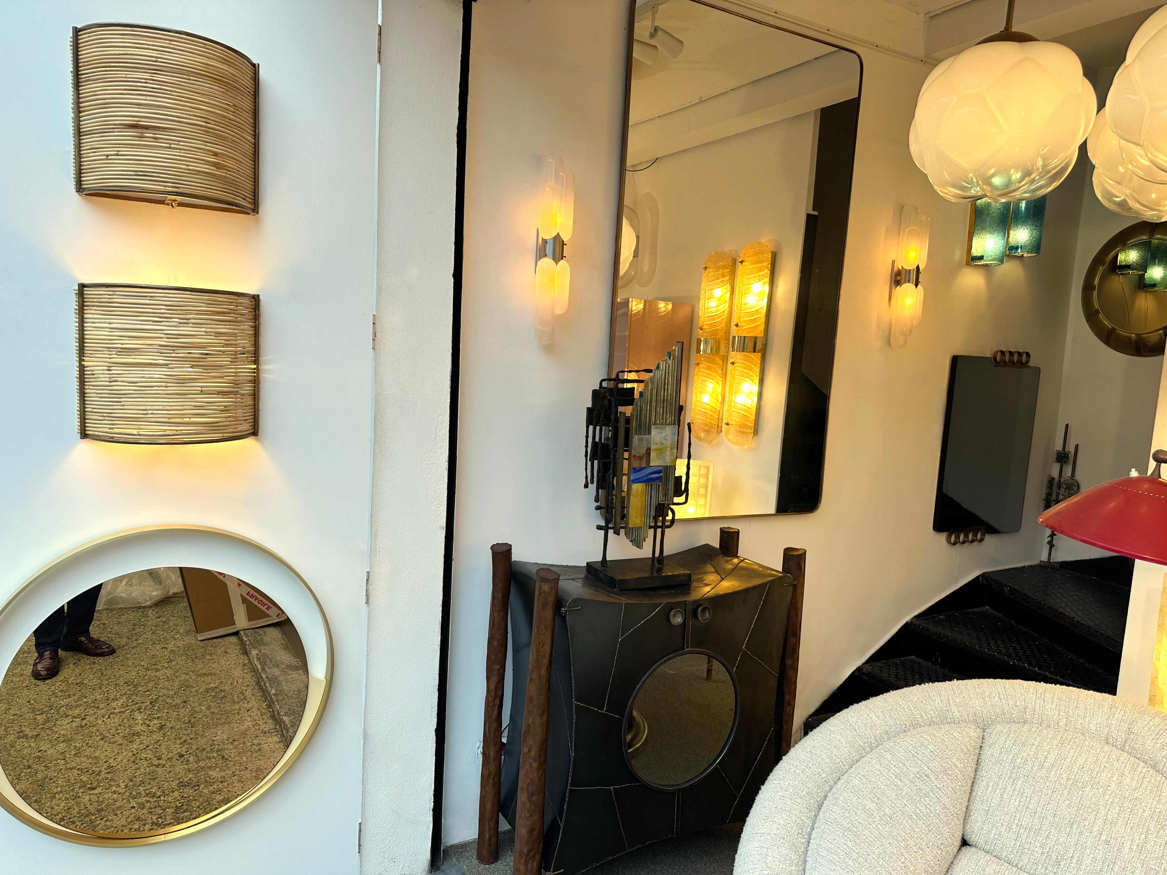 Mid-Century moderno Coppia di lampade in rattan e metallo dorato. Italia, anni 2000 in vendita