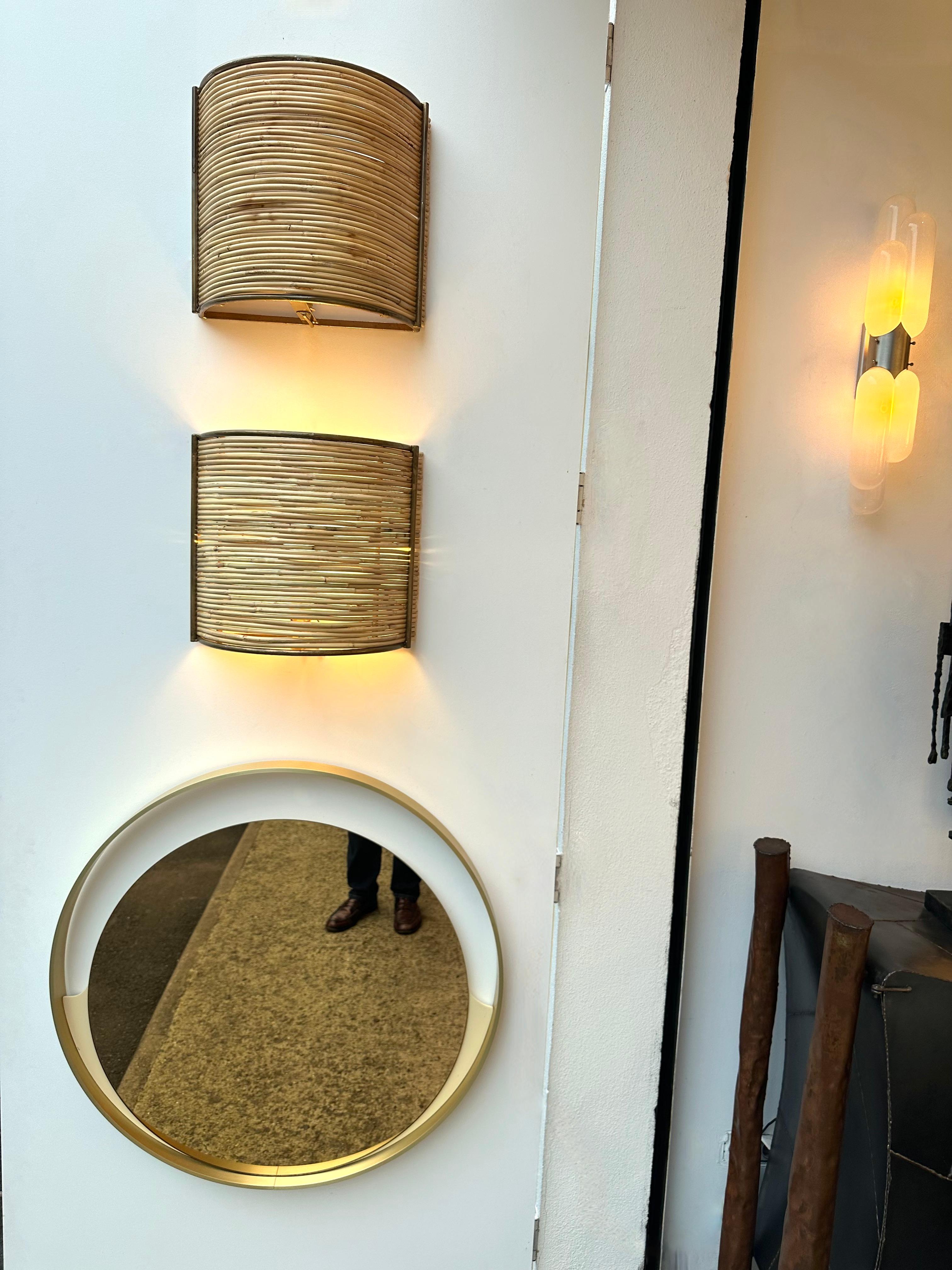 Italiano Coppia di lampade in rattan e metallo dorato. Italia, anni 2000 in vendita